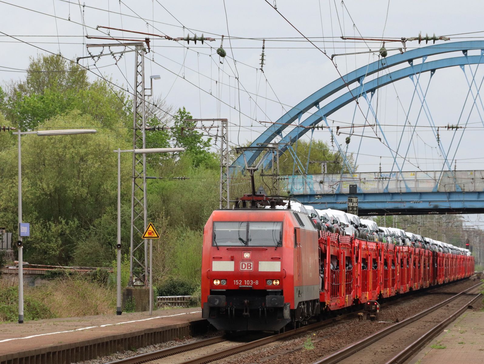 DB Cargo Lockomotive 152 103-8 mit G�terzug Gleis 4 Bahnhof Salzbergen 17-04-2025.

DB Cargo locomotief 152 103-8 met goederentrein spoor 4 station Salzbergen 17-04-2025.