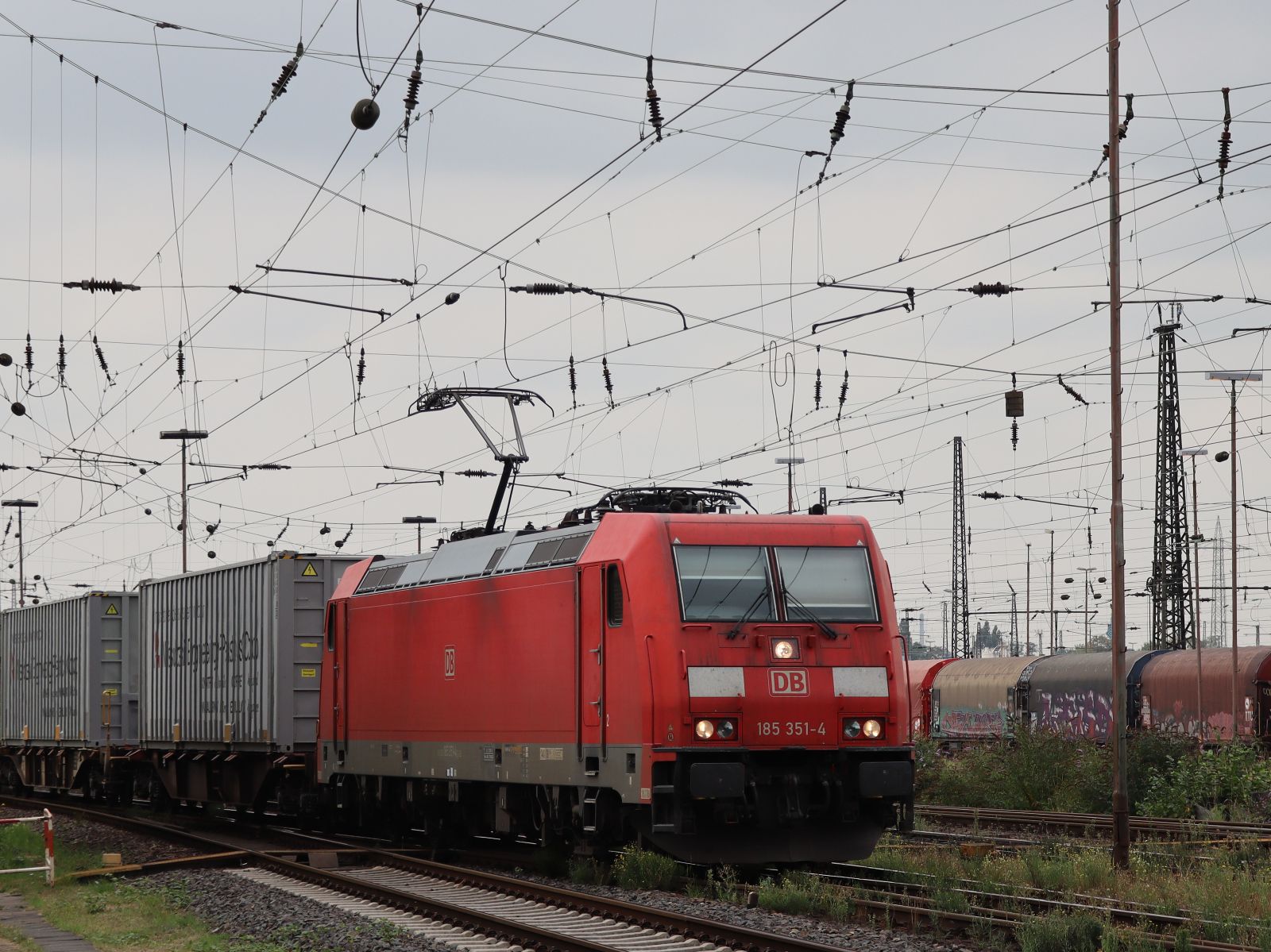 DB Cargo Lokmotive 185 351-4 G�terbahnhof Oberhausen West 18-08-2022.

DB Cargo locomotief 185 351-4 goederenstation Oberhausen West 18-08-2022.