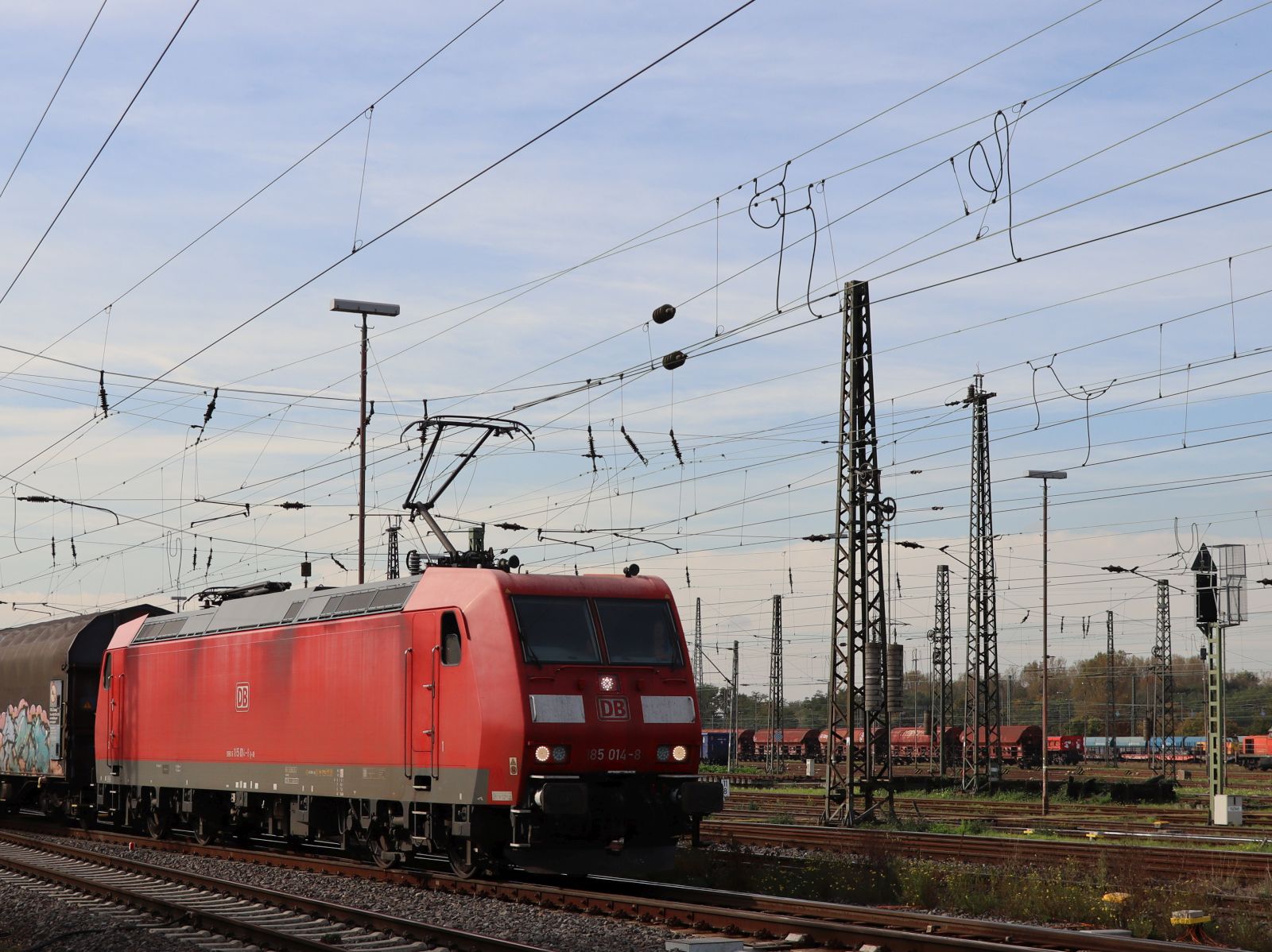 DB Cargo Lokomotive 185 014-8 G�terbahnhof Oberhausen West 18-10-2024.

DB Cargo locomotief 185 014-8 goederenstation Oberhausen West 18-10-2024.