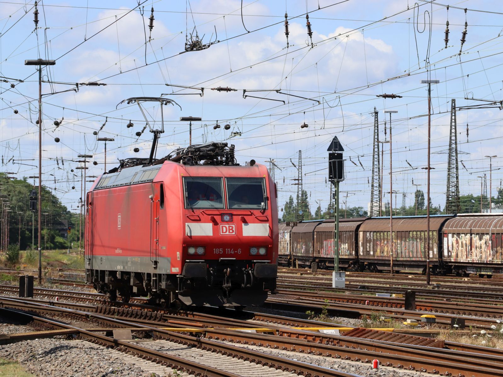 DB Cargo Lokomotive 185 114-6 Gterbahnhof Oberhausen West 11-07-2024.

DB Cargo locomotief 185 114-6 goederenstation Oberhausen West 11-07-2024.