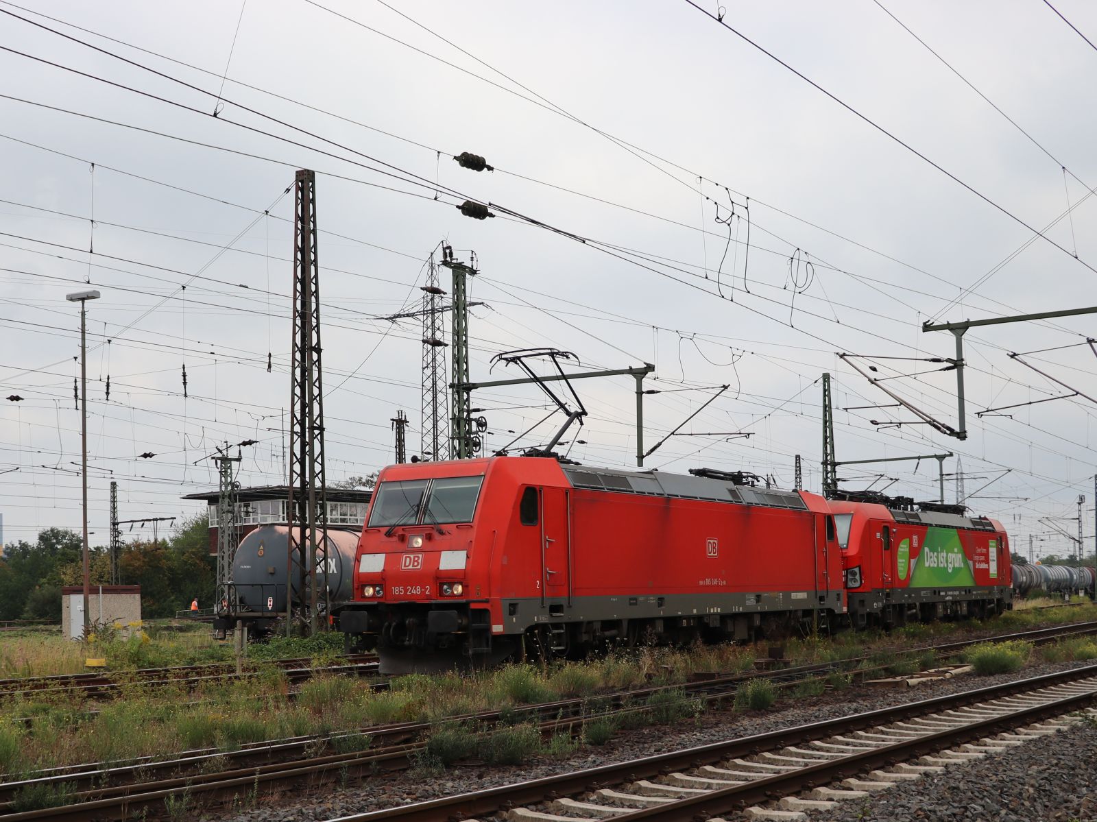 DB Cargo Lokomotive 185 248-2 (91 80 6 185 248-2 D-DB) und 193 312-6 (91 80 6193 312-6 D-DB) mit Aufschrift  Das ist grun . G�terbahnhof Oberhausen West 18-08-2022.

DB Cargo locomotief 185 248-2 (91 80 6 185 248-2 D-DB) en 193 312-6 (91 80 6193 312-6 D-DB) met opschrift  Das ist grun . Goederenstation Oberhausen West 18-08-2022.