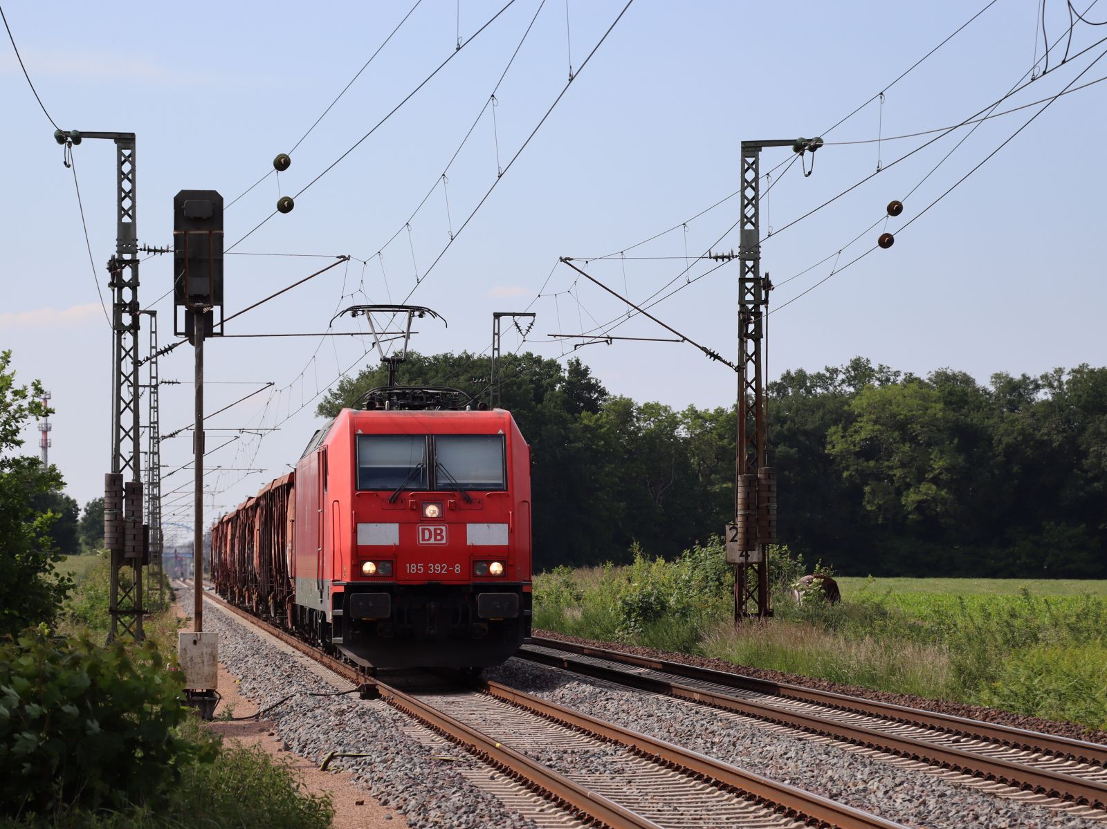 DB Cargo Lokomotive 185 392-8 bei Bahn�bergang Devesstra�e, Salzbergen 03-06-2022.

DB Cargo locomotief 185 392-8 bij de overweg Devesstra�e, Salzbergen 03-06-2022.
