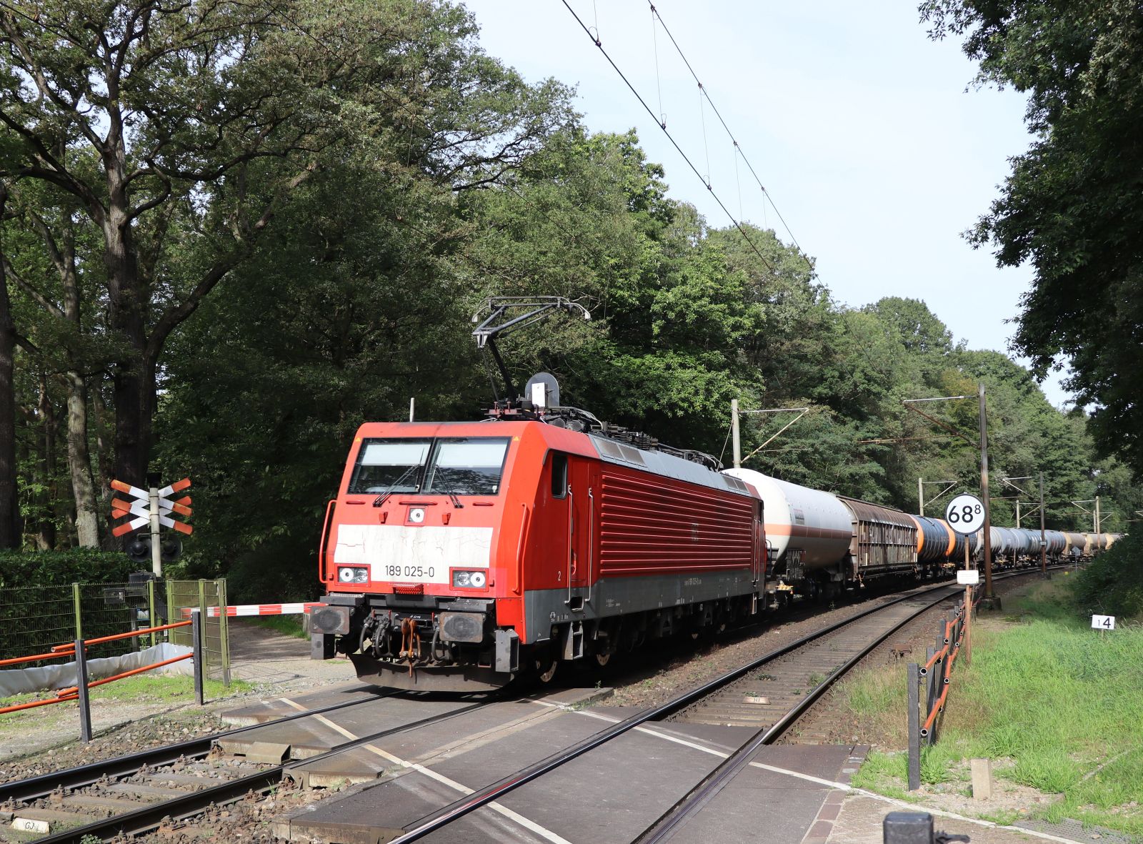 DB Cargo Lokomotive 189 025-0 Bovenste Molenweg, Venlo 28-09-2023.

DB Cargo locomotief 189 025-0 Bovenste Molenweg, Venlo 28-09-2023.