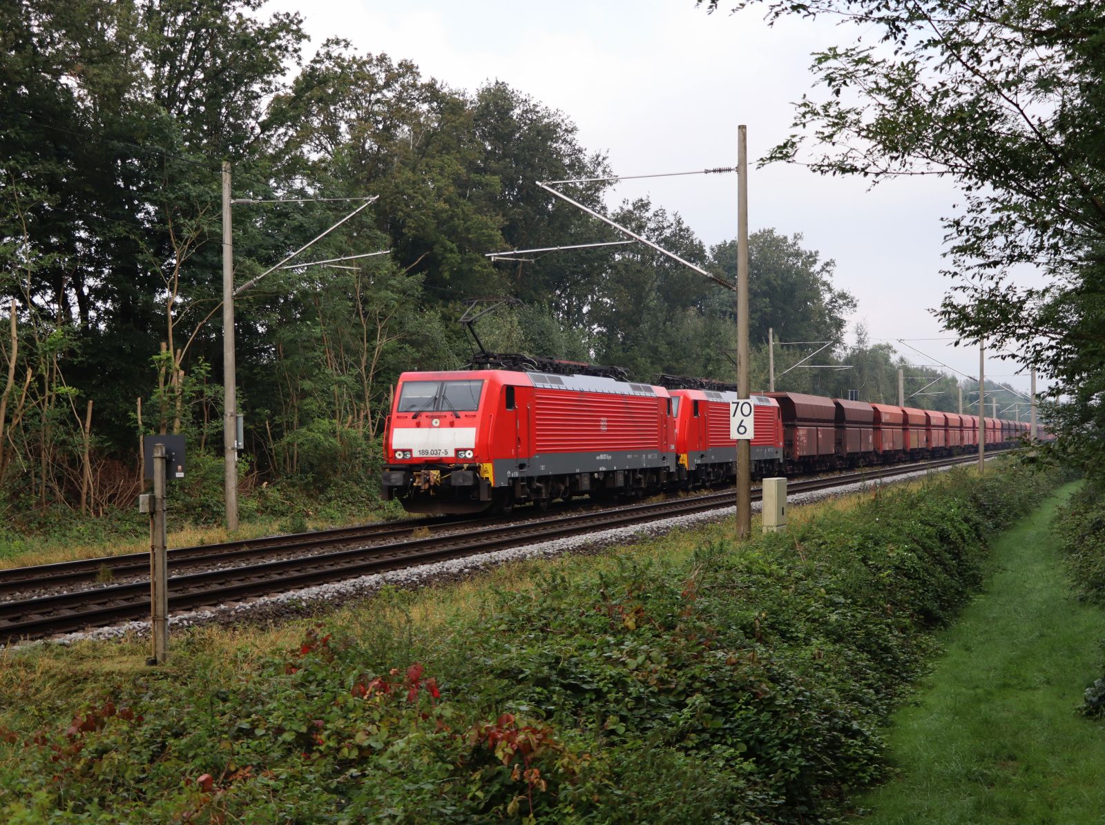 DB Cargo Lokomotive 189 037-5 mit Schwesterlok bei Bahn�bergang Haagsche Strasse, Emmerich am Rhein 19-09-2024.

DB Cargo locomotief 189 037-5 met zusterloc bij overweg Haagsche Strasse, Emmerich 19-09-2024.