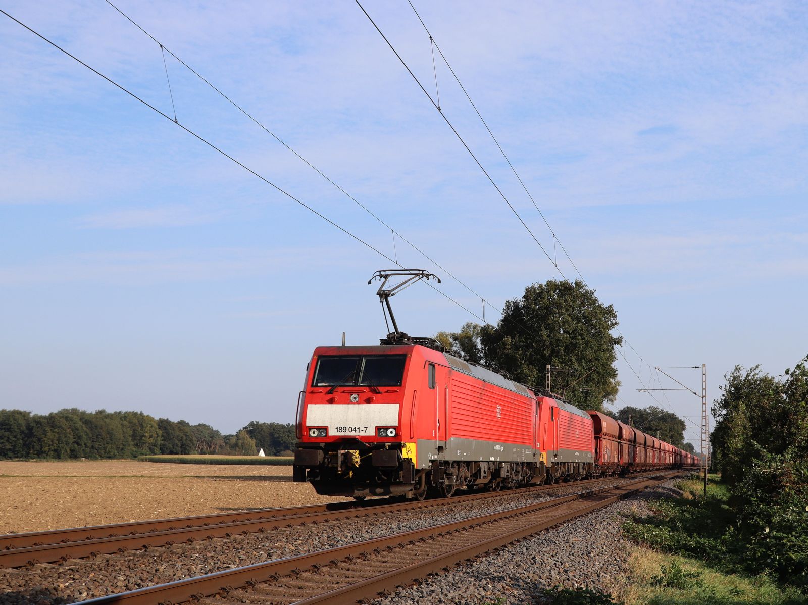 DB Cargo Lokomotive 189 041- 7 mit Schwesterlokomotive Wasserstrasse, Hamminkeln 19-09-2024.

DB Cargo locomotief 189 041- 7 met zusterlocomotief Wasserstrasse, Hamminkeln 19-09-2024.