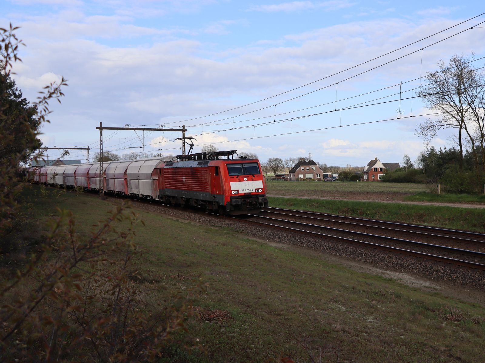 DB Cargo Lokomotive 189 051-6 Veenweg, Holten 25-04-2023.

DB Cargo locomotief 189 051-6 Veenweg, Holten 25-04-2023.