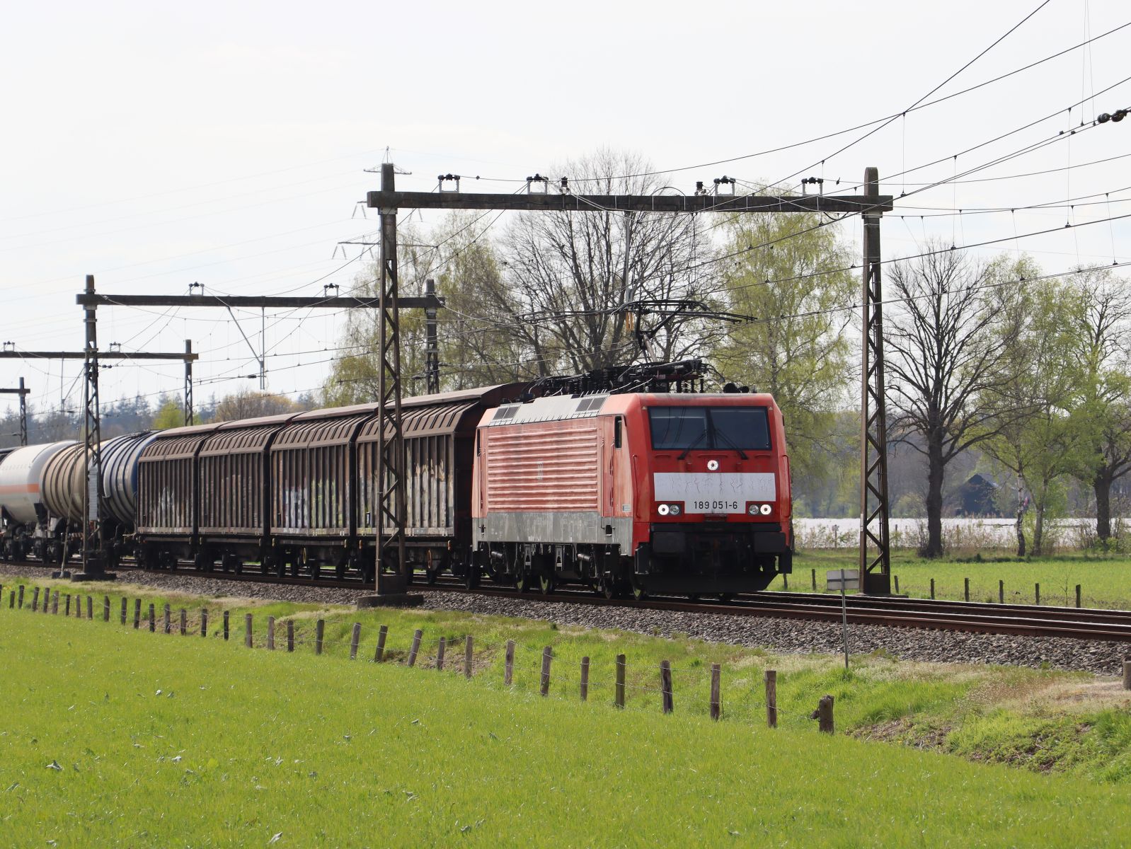 DB Cargo Lokomotive 189 051-6 bei Bahn�bergang Zanddijk, Rijssen 27-04-2023.

DB Cargo locomotief 189 051-6 bij overweg Zanddijk, Rijssen 27-04-2023.