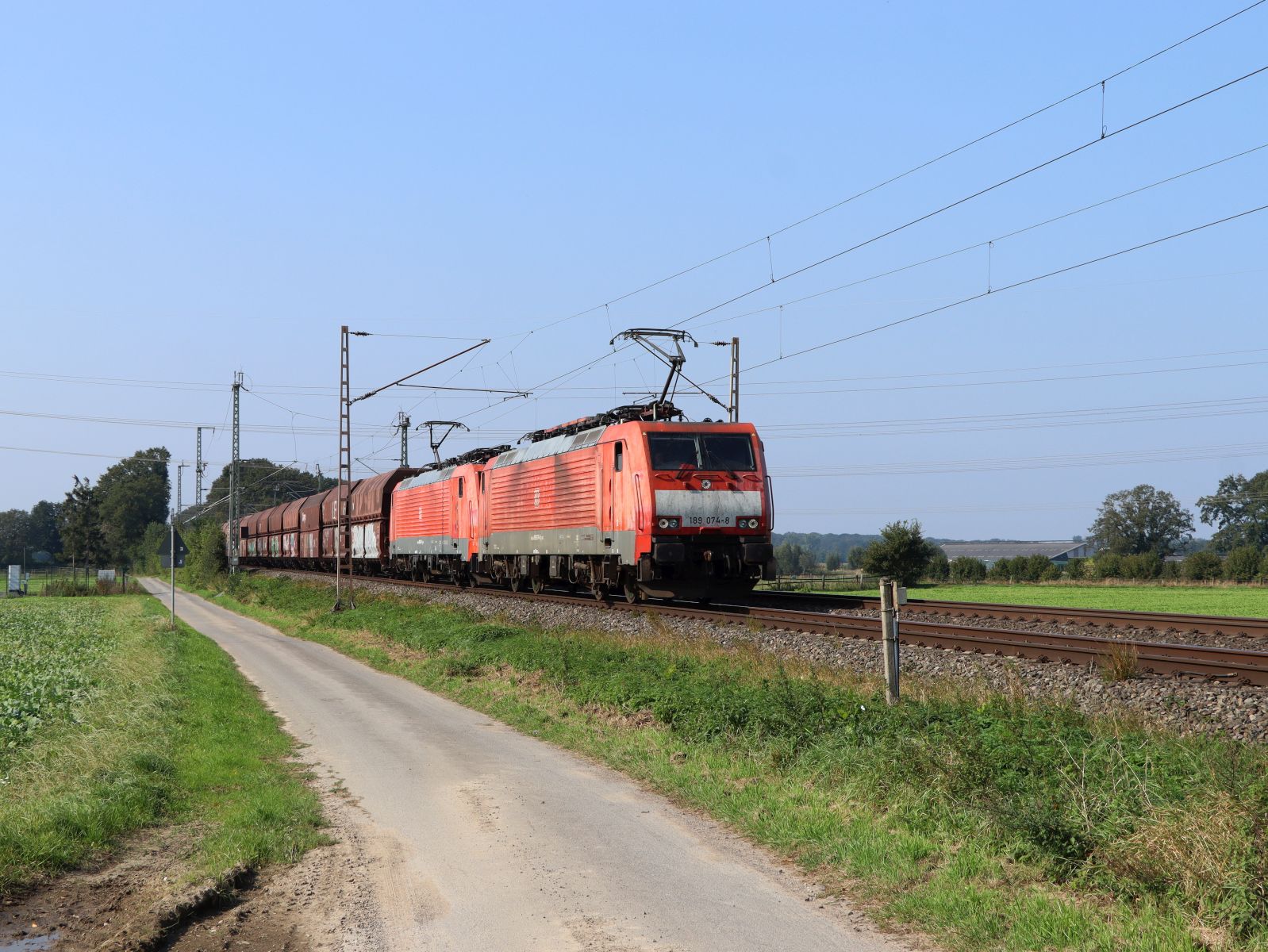 DB Cargo Lokomotive 189 074-8 mit Schwesterlok bei Bahn�bergang Wasserstrasse, Hamminkeln 19-09-2024.

DB Cargo locomotief 189 074-8 met zusterlocomotief bij overweg Wasserstrasse, Hamminkeln 19-09-2024.