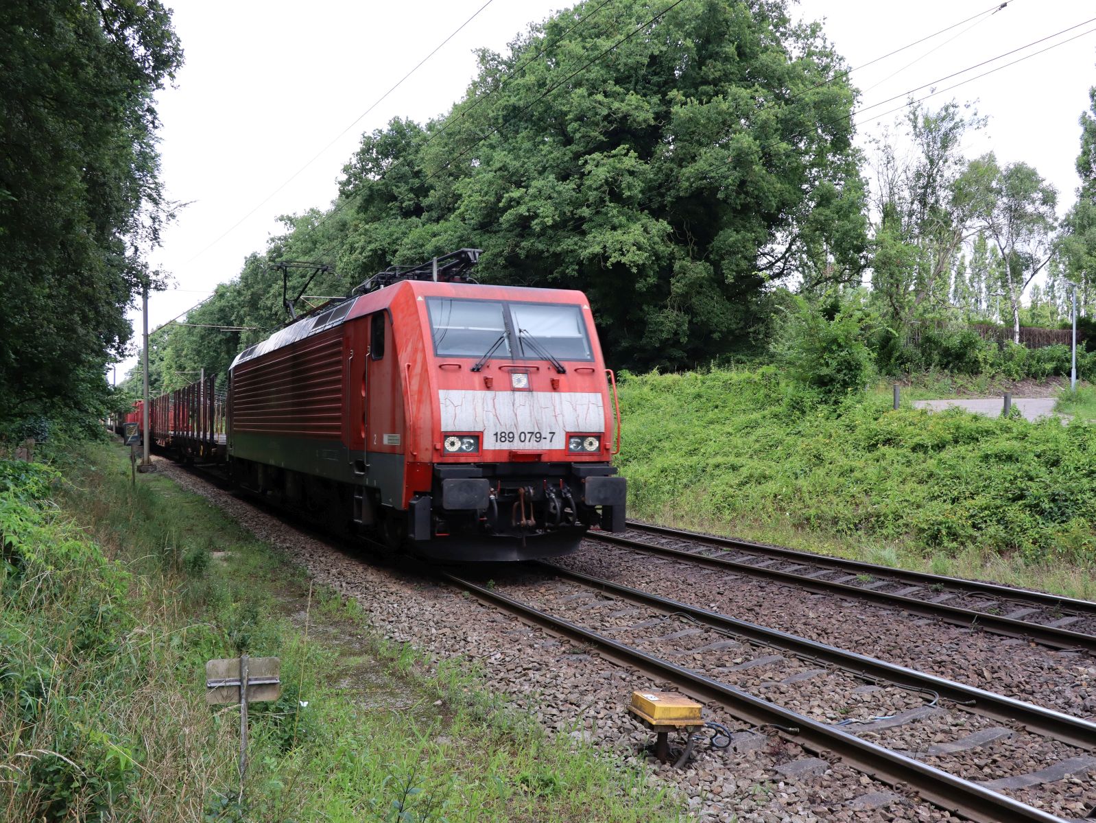 DB Cargo Lokomotive 189 079-7 mit G�terzug richtung Kaldenkirchen (D) bei Bahn�bergang Auxiliatrixweg,Venlo, Niederlande 24-07-2025.

DB Cargo locomotief 189 079-7 met goederentrein richting Kaldenkirchen (D) bij overweg Auxiliatrixweg,Venlo, Nederland 24-07-2025.