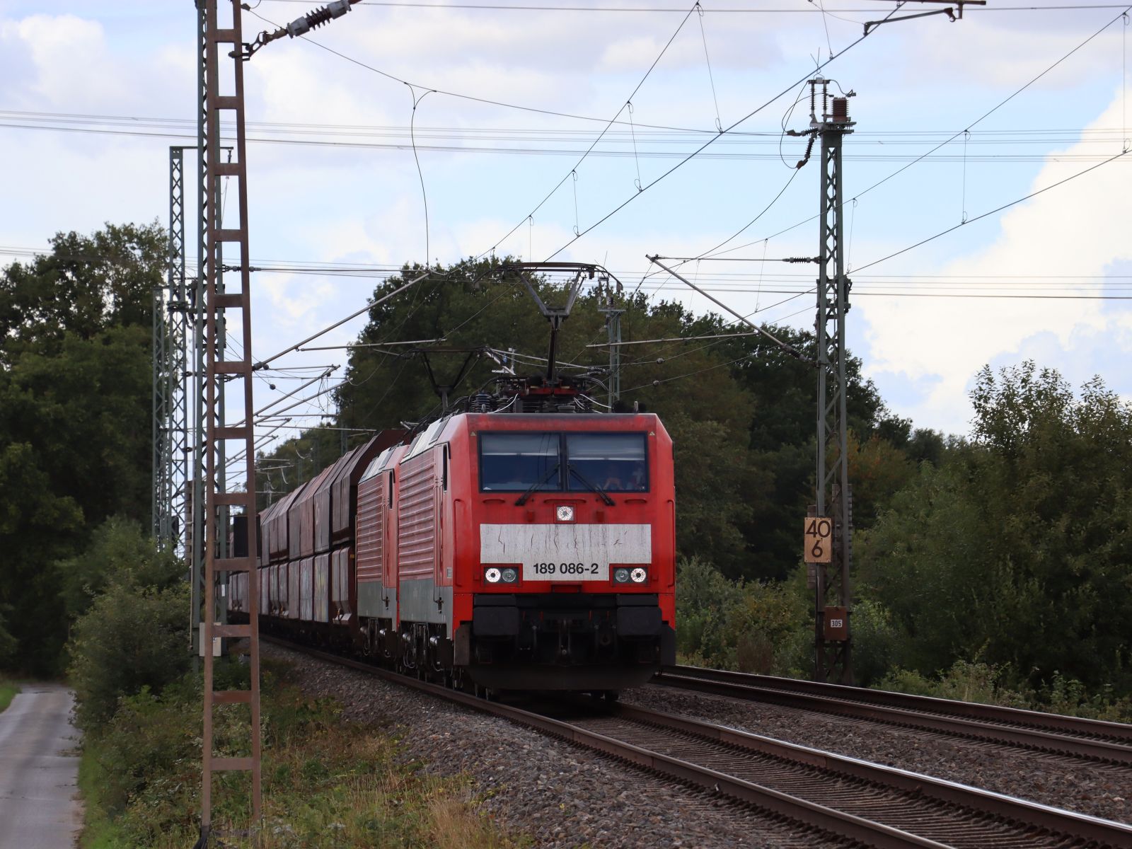 DB Cargo Lokomotive 189 086-2 mit Schwesterlok Wasserstrasse, Hamminkeln 16-09-2022.


DB Cargo locomotief 189 086-2 met zusterloc Wasserstrasse, Hamminkeln 16-09-2022.