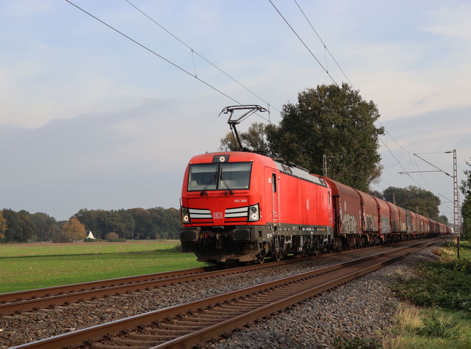 DB Cargo Lokomotive 193 304 -3 (91 80 6193 304-3 D-DB) bei Bahn�bergang Wasserstrasse, Hamminkeln 18-10-2024.

DB Cargo locomotief 193 304 -3 (91 80 6193 304-3 D-DB) bij overweg Wasserstrasse, Hamminkeln 18-10-2024.