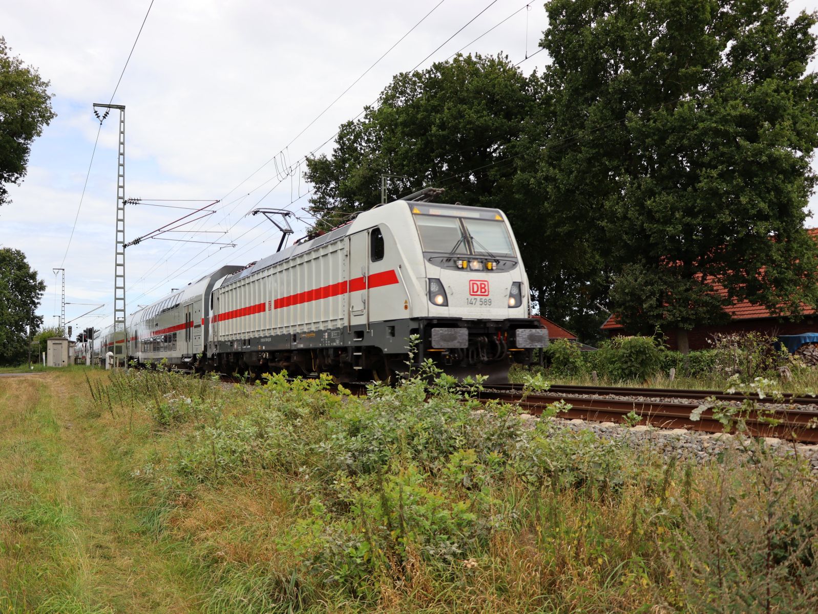 DB Fernverkehr Lokomotive 147 589-6 (91 80 6147 589-6 D-DB) bei Bahn�bergang Devesstrasse, Salzbergen 27-08-2025. 

DB Fernverkehr locomotief 147 589-6 (91 80 6147 589-6 D-DB) bij overweg Devesstrasse, Salzbergen 27-08-2025.