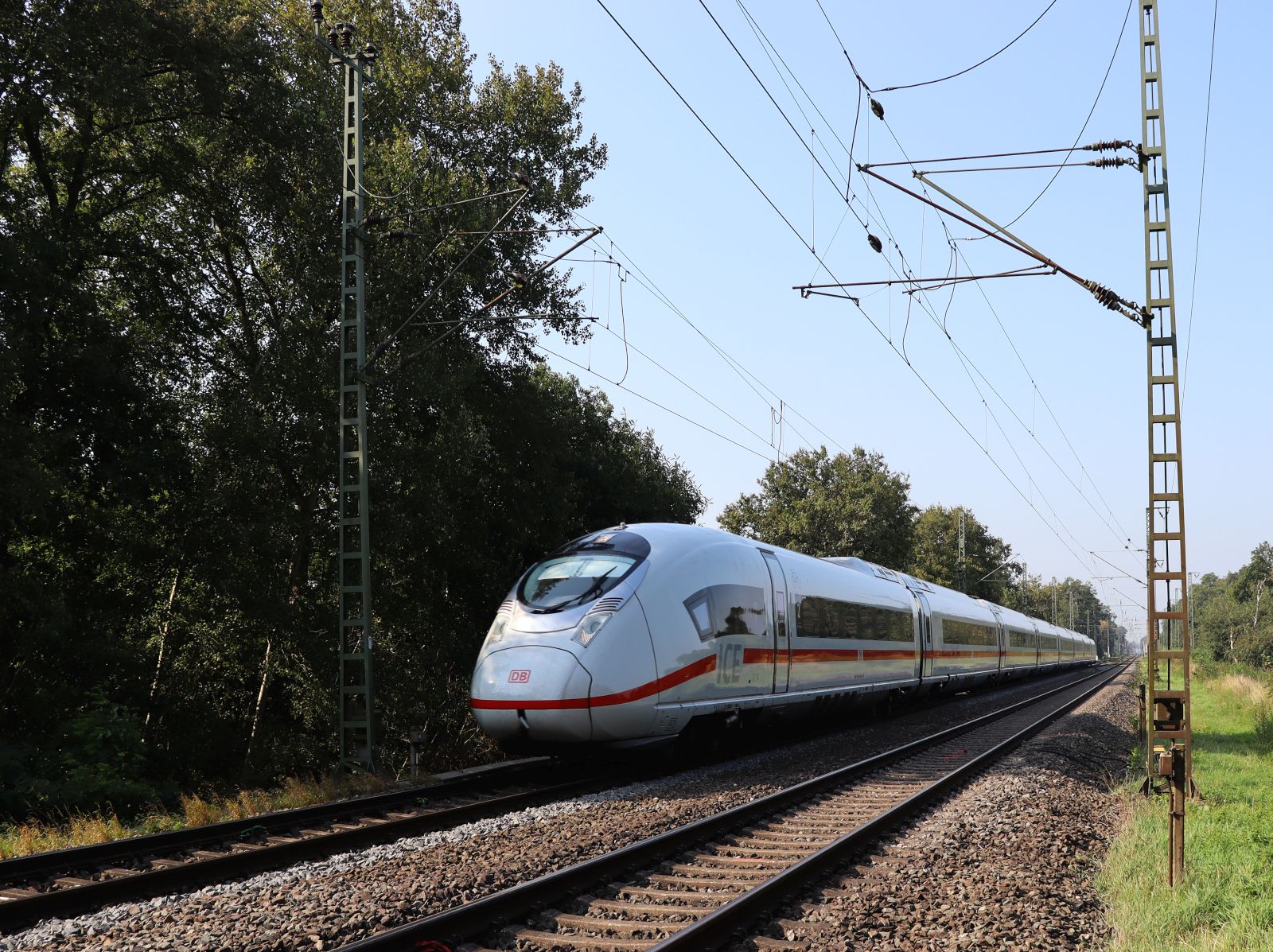 DB ICE neo Triebzug 8014 (408 014) bei Bahn�bergang Grenzweg, Hamminkeln 19-09-2024.

DB ICE neo treinstel 8014 (408 014) bij overweg Grenzweg, Hamminkeln 19-09-2024.