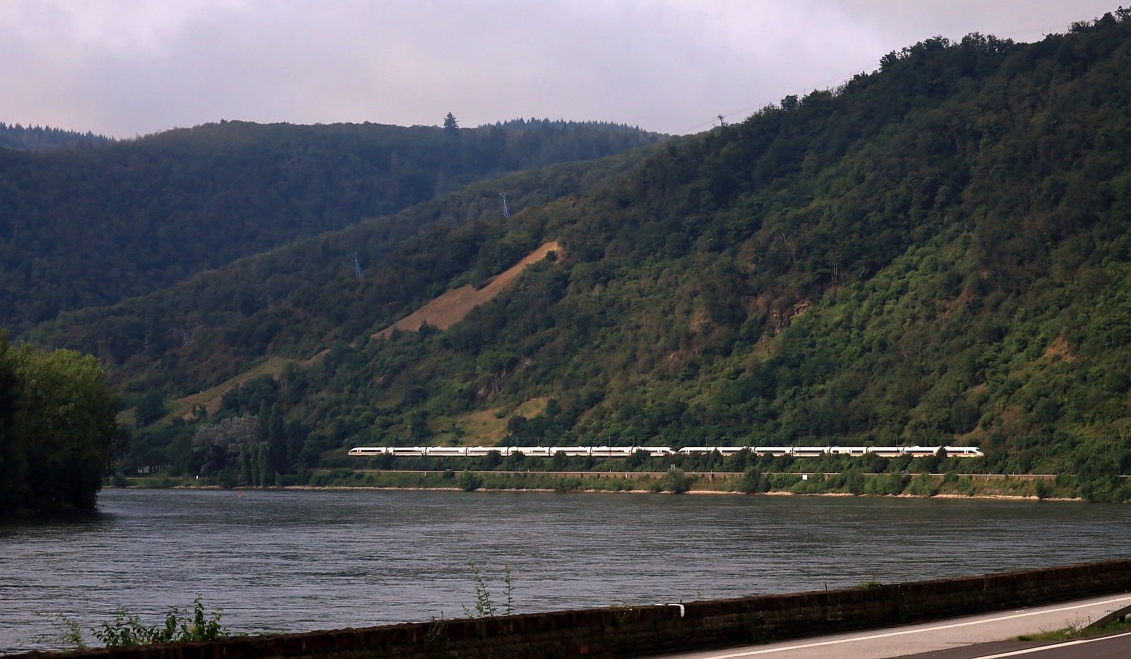 DB ICE Weißwurst am Bopparder Hamm aufgenommen am 03.08.2024