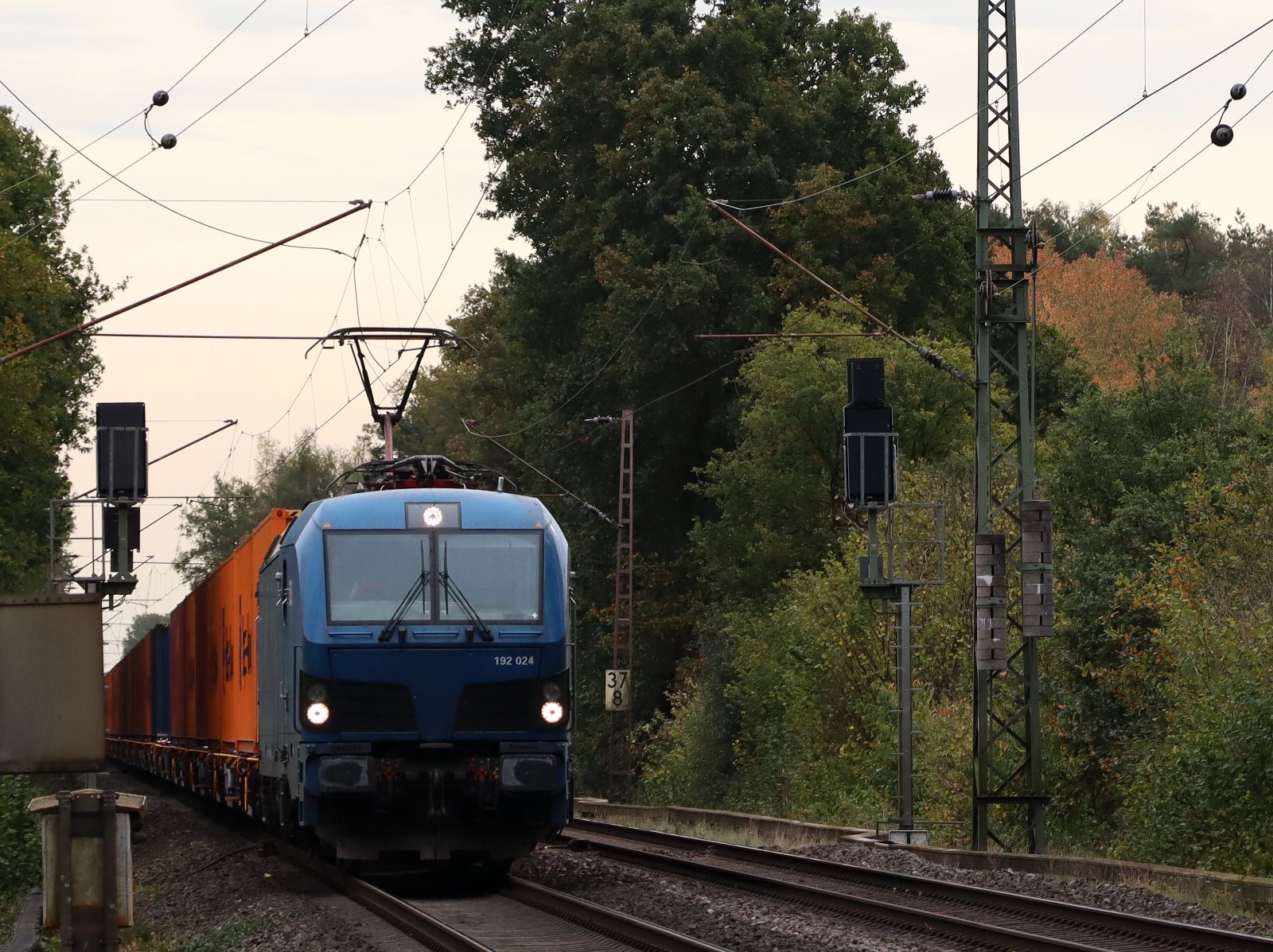 Delta Rail Lokomotive 192 024-8 (91 80 6192 024-8 D-NRAIL) Grenzweg, Hamminkeln 03-11-2022.

Delta Rail locomotief 192 024-8 (91 80 6192 024-8 D-NRAIL) Grenzweg, Hamminkeln 03-11-2022.