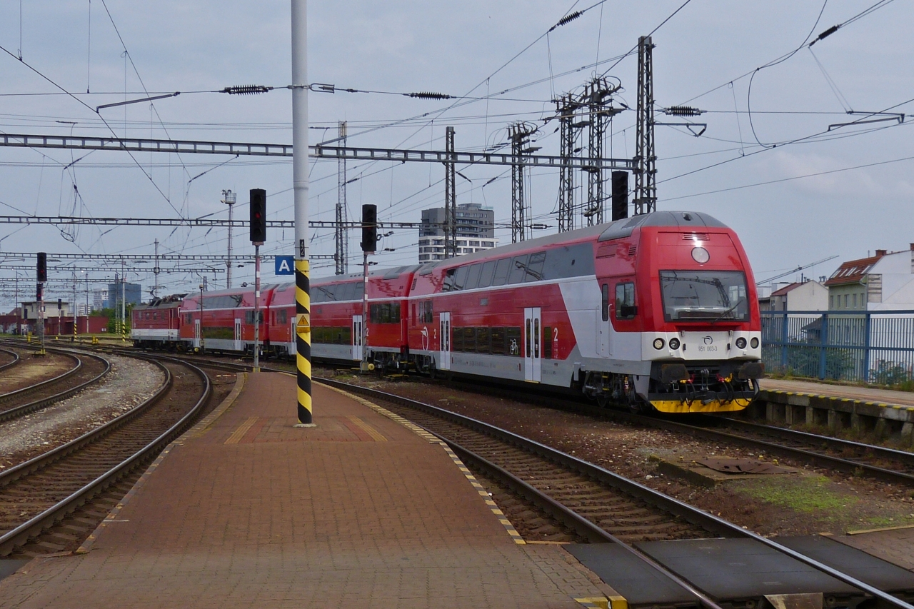 Den einzigen Doppelstocksteuerwagen BR 951 (96 56 4951 003-3) der mir im Bahnhof von Bratislava vor die Linse fuhr, geschoben von Lok 263 012-7. 05.06.2023