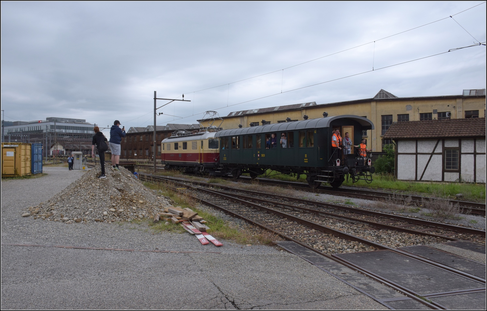 Depotfest Olten 2023

Thurgauer Stube C2 5820 des Vereins historische MThB ist ein zweiachsiger Personenwagen der SBB und wird hier gerade von Re 4/4 I 10034 aufs Festgelände geschoben, beobachtet von tausenden Kamerachips... August 2023.