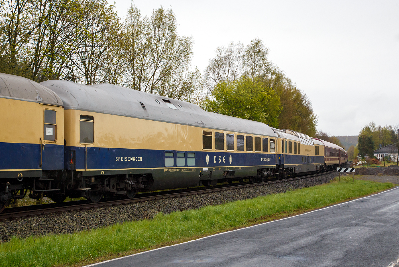 Der 1. Klasse Rheingold Buckelspeisewagen D-RhBG 56 80 88-71 102-9 WRmh 131.0 der Rheingold-Zug Betriebsgesellschaft mbH, eingereiht im Zugverband in einen Sonderzug, hier am 22 April 2017 in Obererbach (Westerwald) auf der Oberwesterwaldbahn.

Der Buckelspeisewagen wurde 1963 von O&K (Orenstein und Koppel) in Berlin-Spandau gebaut und als 105 WR4üm an die DSG - Deutsche Schlaf- und Speisewagengesellschaft (später Deutsche Service-Gesellschaft der DB) geliefert. 1965 wurde er zum DB 11 105 WR4üm-62 und im September 1966 zum 61 80 88-80 005-6 WRümh 131umgezeichnet. In den 1980er-Jahren wurde er zum D-DB 51 80 09-80 102-9 WGmh 038.8. 1993 ging er an den Eisenbahn Kurier Verlag und wurde über die Rheingold-Zug Betriebsgesellschaft mbH als 56 80 88-71 102-9 D-RhBG WRmh 131.0 eingestellt.

TECHNISCHE DATEN:
Länge über Puffer: 26.400 mm
Wagenkastenlänge: 26.100 mm
Wagenkastenbreite: 2.825 mm
Höhe über Schienenoberkante: 4.050 mm
Drehzapfenabstand: 19.000 mm
Achsstand im Drehgestell: 2.500 mm
Leergewicht: 54 t
Höchstgeschwindigkeit: 160 km/h
Ausstattung: Speisewagen mit 48 Plätzen und doppelstöckigem Versorgungstrakt.