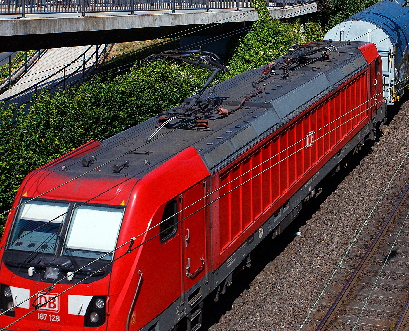 Der 187 128 (91 80 6187 128-4 D-DB) der DB Cargo AG mal als Detailbild genauer auf Dach geschaut, hier am 24 Juli 2026 in Betzdorf (Sieg).