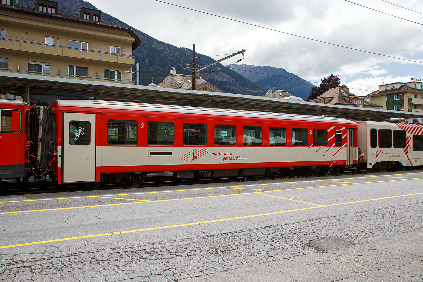 Der 2. Klasse Reisezugwagen MGB B 4281 (ex FO - Furka-Oberalp-Bahn) am 25.05.2023 im Bahnhof Brig im Zugverband.

Der Wagen wurde 1980 von SIG gebaut. Kurz vor dem Ausstieg aus der Fertigung ganzer Eisenbahnwagen (SIG konzentrierte sich danach auf Drehgestelle) wurde auch hier noch ein Einheitswagen II entwickelt. Dieser nahm die Spezifikationen des BAV auf und hnelte deshalb sehr stark dem EW II von FFA. WC und Plattform waren nun ebenfalls innen, die Tren ganz am Wagenende. Von den insgesamt gebauten 39 Wagen (verkrzte EW II) gingen deren 26 an die FO, die im Hinblick auf die Erffnung des Furkatunnels und den ganzjhrigen Betrieb den Rollmaterialpark erheblich aufstockte und modernisierte. 

TECHNISCHE DATEN:
Hersteller: SIG (Schweizerische Industrie-Gesellschaft in Neuhausen am Rheinfall)
Serie: B 4273–88 (16 Stck), Baujahr 1980
Spurweite: 1.000 mm
Lnge ber Puffer 17.910 mm
Drehgestelle: SIG-S
Eigengewicht: 15,7 t
Sitzpltze: 48 in der 2. Klasse
Zul. Hchstgeschwindigkeit: 90 km/h
Zugelassen fr Netz der: MGB und RhB