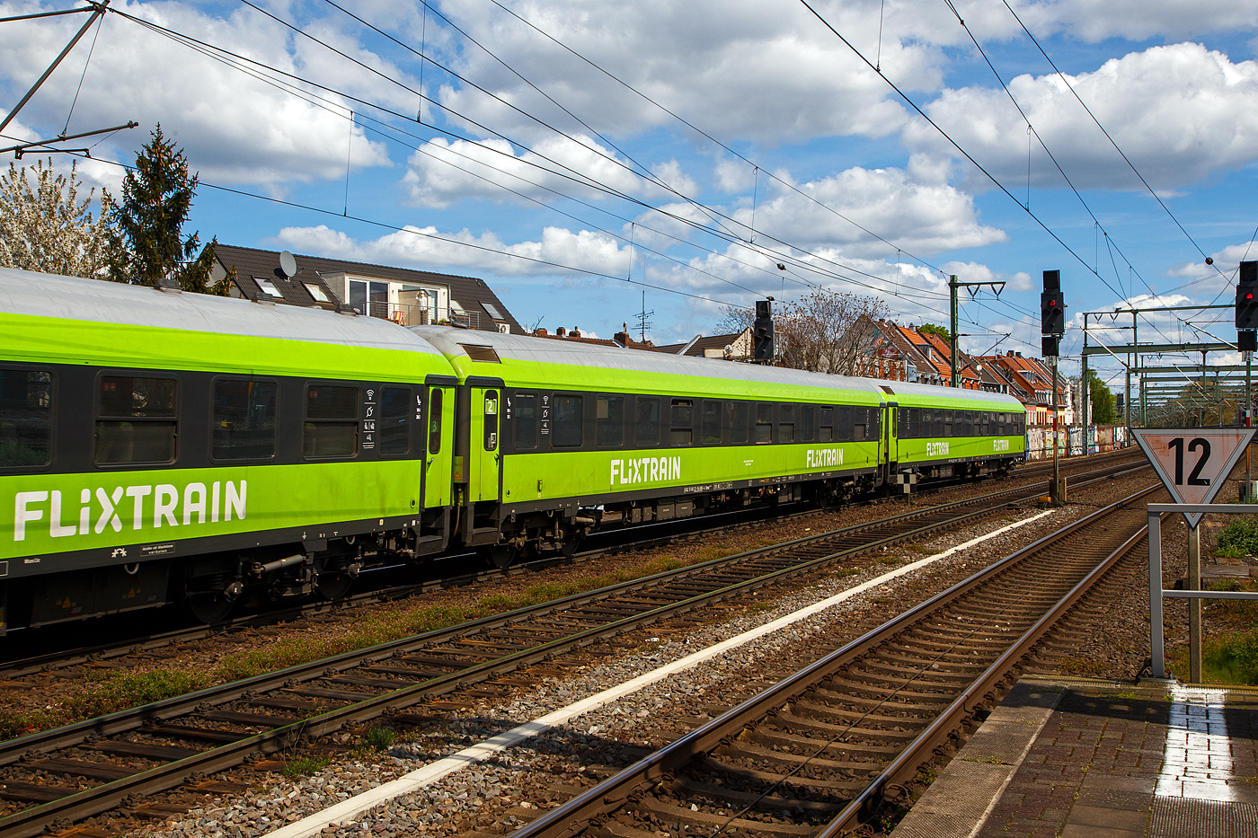 Der 2. Klasse Schnellzugwagen D-TAL 51 80 22-94 886-4 der Gattung/Bauart Bmmz 264.4F der Firma Talbot Services GmbH vermietet an FlixTrain am 30.04.2023 im Zugverbund, als Wagen 2 vom FlixTrain FLX 1230, bei der Durchfahrt im Bahnhof Kln-Ehrenfeld.