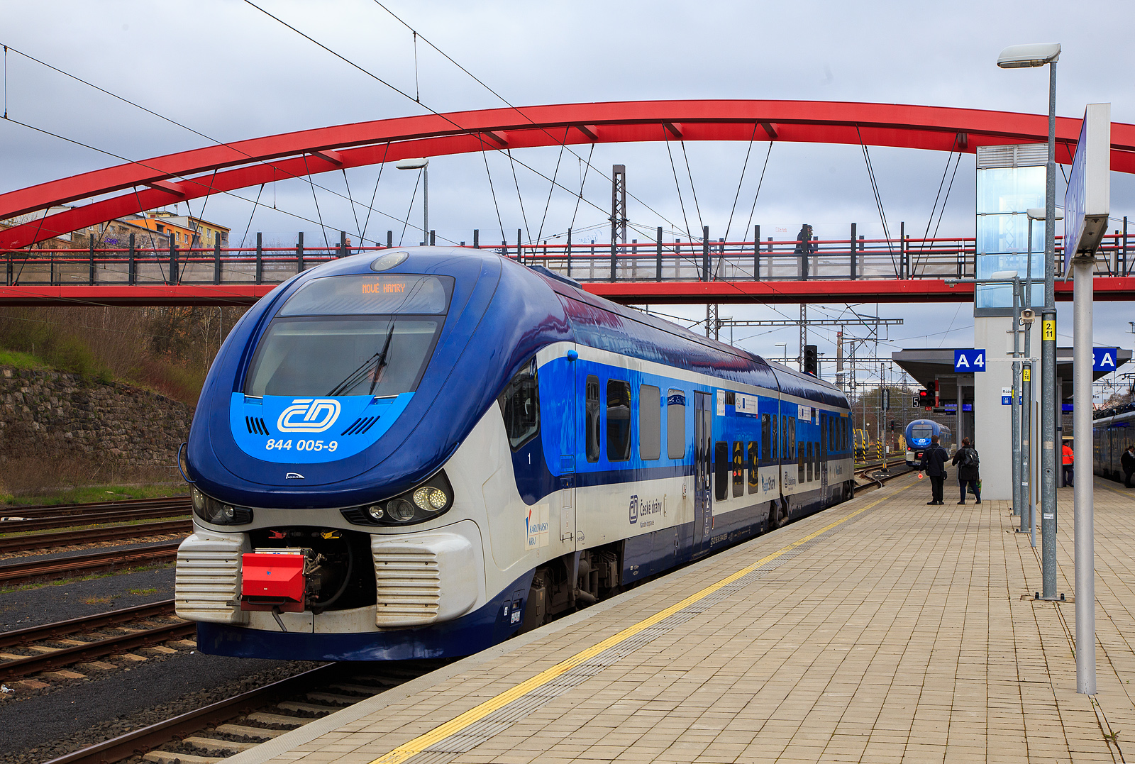 Der ČD „RegioShark“  844 005-9 (CZ-ČD 95 54 5 844 005-9), ein Dieseltriebzug vom Typ PESA LINK II, hat am 18.04.2023 als Os 17138 nach Nove Hamry (Neuhammer) den Bahnhof Karlovy Vary (Karlsbad oberer Bahnhof) erreicht. Er muss jedoch erst abwarten bis die Strecke frei ist, bevor er weiterfahren kann.