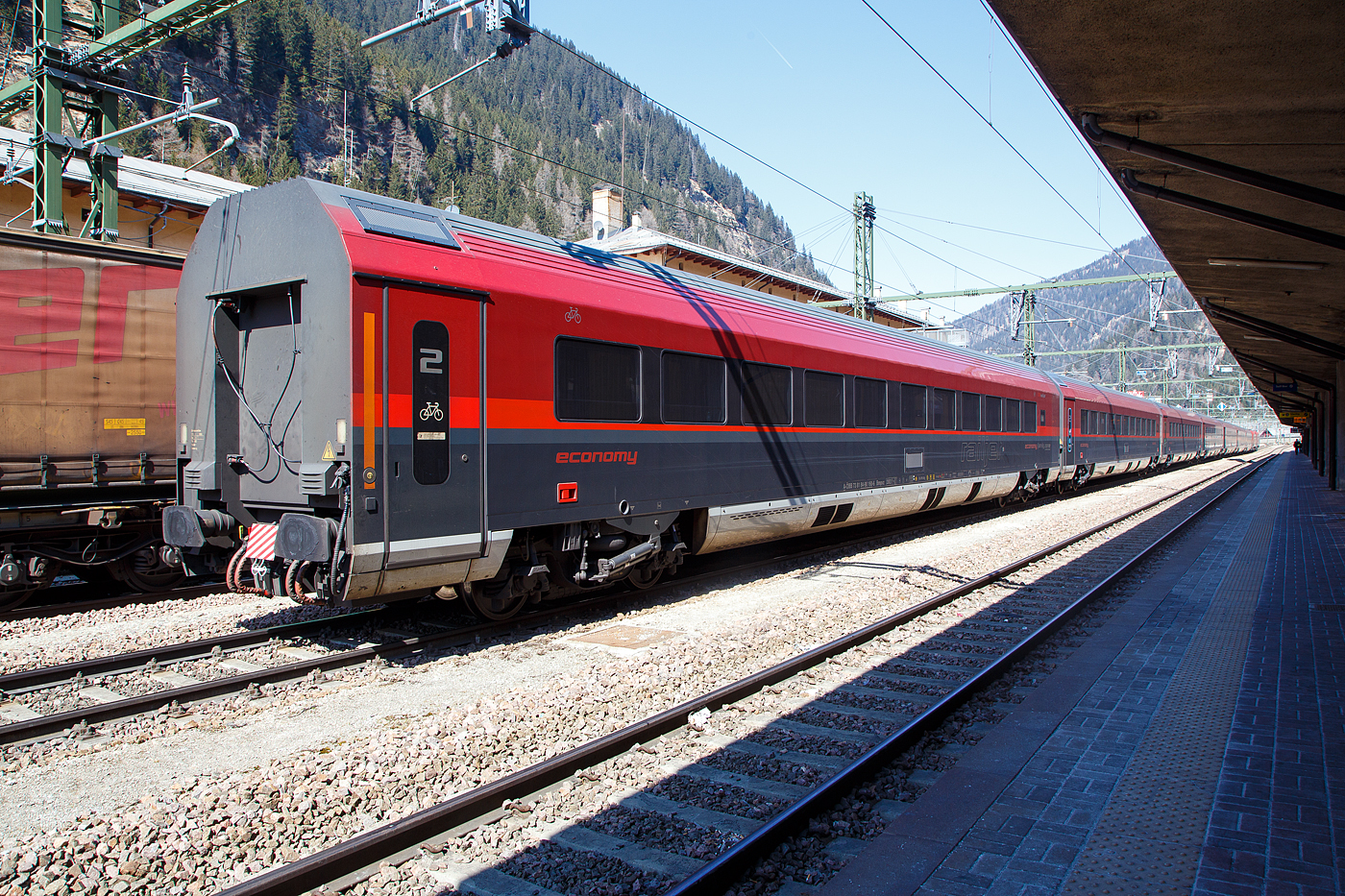 Der 2.Klasse ÖBB-Railjet-Wagen mit Fahrradabteil (economy / 2. Klasse / family zone) A-ÖBB 73 81 84-90 160-6 der Gattung Bmpvz am 28 März 2022 im Bahnhof Brenner /Brennero.

Von diesen Wagen wurden 60 Stück zwischen 2008 und 2016 von Siemens in Wien (ehemals SGP - Simmering-Graz-Pauker AG) gebaut. Die Wagen sind für eine Höchstgeschwindigkeit von 230 km/h in Deutschland, Österreich und Italien zugelassen.

Der Wagenkasten ist eine Schweißkonstruktion aus Profilen und Blechen (Differentialbauweise). Die Einzelteile sind mehrheitlich aus Baustahl und ferritischem rostfreien Stahl hergestellt. Der Untergestell-Rahmen ist eine Schweißkonstruktion, bestehend aus gewalzten Stahlprofilen, Abkantprofilen und Stahlblechteilen. Der Untergestell-Rahmen bildet mit den Seitenwänden, dem Dach und den Stirnwänden eine tragende Einheit. Ein Wellblech an der Unterseite dieser Konstruktion schließt das Untergestell ab. An den beiden Wagenenden befinden sich die Kopfstücke für die Aufnahme der Kurzkupplung,

Fahrwerk          
Die Drehgestellfamilie SF400, luftgefederte Laufdrehgestelle, wurde für den Einsatz in lokbespannten Reisezügen im Wendezugbetrieb entwickelt. Optimales Laufverhalten im Hinblick auf Stabilität, Komfort und Entgleisungssicherheit sowie hohe Zuverlässigkeit und niedrige Betriebskosten sind Merkmale dieses Drehgestelltyps. Das gegenständliche Drehgestell SF400 ÖBB-railjet ist ein Drehgestell mit drei Bremsscheiben, Magnetschienenbremse (außer Afmpz am WE 2) und ist lauf- und bremstechnisch abgestimmt auf eine max. Betriebsgeschwindigkeit von 230 km/h.                      

TECHNISCHE DATEN (Bmpvz): 
Spurweite 1.435 mm
Länge über Puffer: 26.500 mm
Drehzapfenabstand: 19.000 mm 
Achsabstand im Drehgestell: 2.500 mm 
Raddurchmesser: 920 mm (neu) / 860 mm (abgenutzt)
Drehgestell: SF400
Wagenhöhe über SO: 4.050 mm
Wagenbreite: 2.825 mm
Fußbodenhöhe Abteil über SO: 1.250 mm
Lichte Weite Einstieg: 2 x 850 mm
Lichte Weite Übergang: 1.100 mm
Bremsanlage: 3 Scheiben pro Achse + Mg
Höchstgeschwindigkeit: 230 km/h (lauftechnisch 250 km/h möglich)
Min. Kurvenradius: 150 m
Eigengewicht: 51  t
Sitzplätze: 72 (2.Klasse) im Großraumabteil
Fahrradabstellplätze: 5
Toiletten: 1 (Rollstuhlgerecht)
Besonderheit: Kinderkino & Familienzone
Bremse: KE-PR-Mg (D) 
Bremsanlage: 3 Scheiben pro Achse + Mg