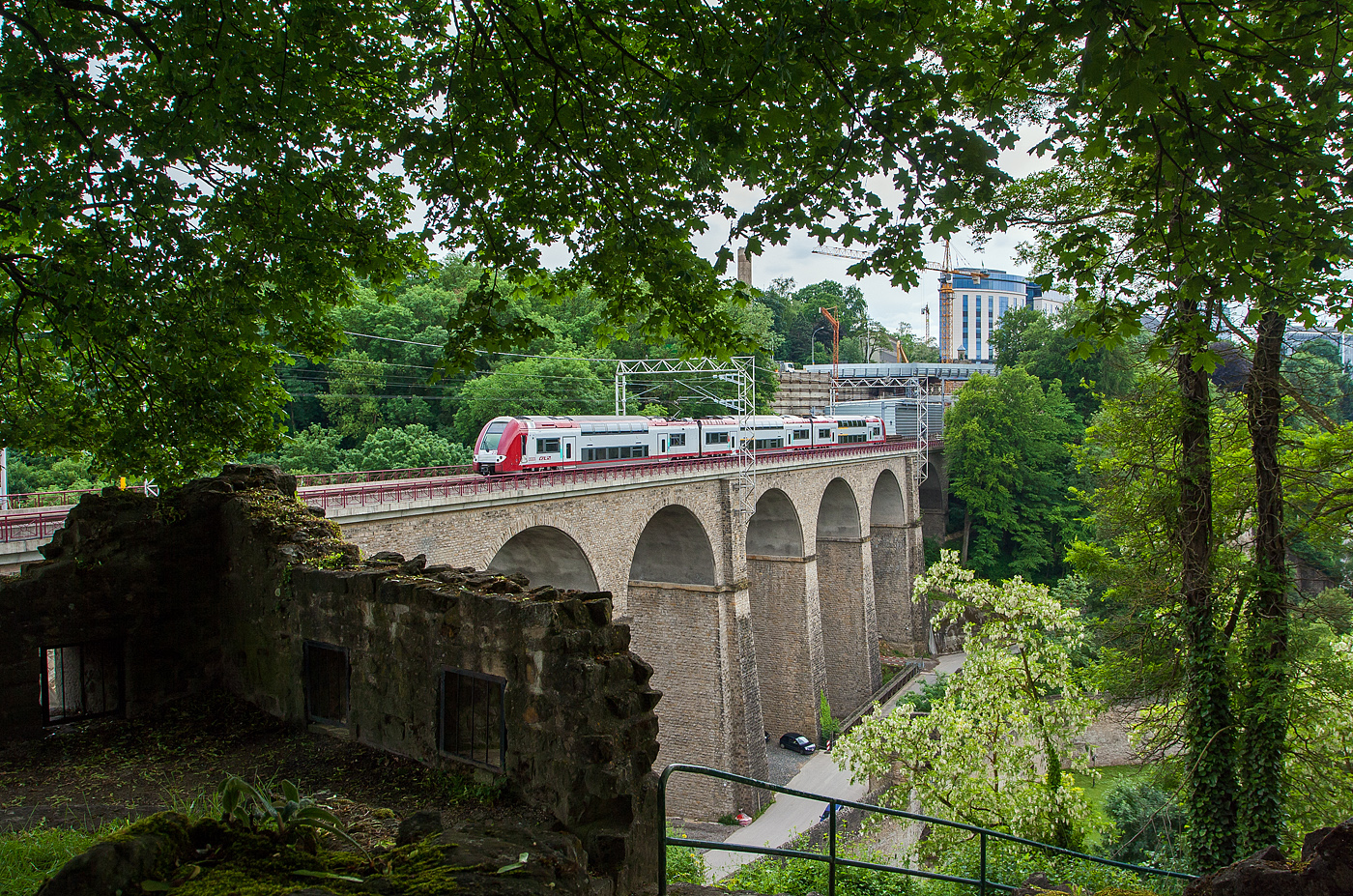 Der 3-teilige-Doppelstocktriebzug CFL 2223 (Alstom Coradia Duplex, Typ TER 2N NG, CFL Serie 2200), auch Computermaus genannt, fährt am 14 Juni 2013 in Luxemburg/Stadt über das Viadukt Pulvermühle (Biisser Bréck / Viaduc de Pulvermühle).

Diese 3-teiligen Alstom Coradia Duplex Doppelstocktriebzüge (Doppelstöckiger regionaler Schnellzug) des Typs TER 2N NG der CFL Serie 2200 sind baugleich wie die Baureihe der SNCF Z 24500. Die Endwagen (Z1) und der Mittelwagen (Z3) wurde von Alstom und die Endwagen (Z5) wurden von Bombardier gebaut, die erste 12 Triebzüge wurden 2004 bis 2006 und weitere 10 Triebzüge wurden 2009 bis 2010 gebaut. Sie bieten 339 Fahrgästen (41 in der 1. Klasse und 298 in der 2. Klasse) bequeme Sitzplätze. Die Triebzüge sind für Luxemburg, Frankreich und Belgien zugelassen.
