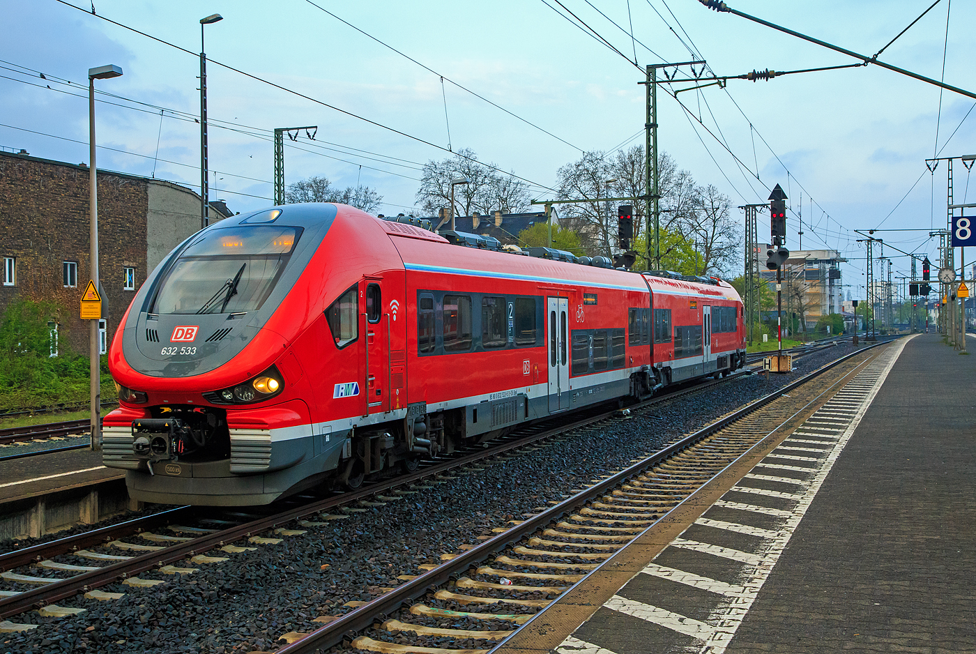 Der 632 533 / 632 033, ein Dieseltriebzug vom Typ Pesa Link II der  DB Regio Mitte, erreich als RB 61 „Dreieichbahn“, am 17.04.2023 den Bahnhof Frankfurt am Main Sd.