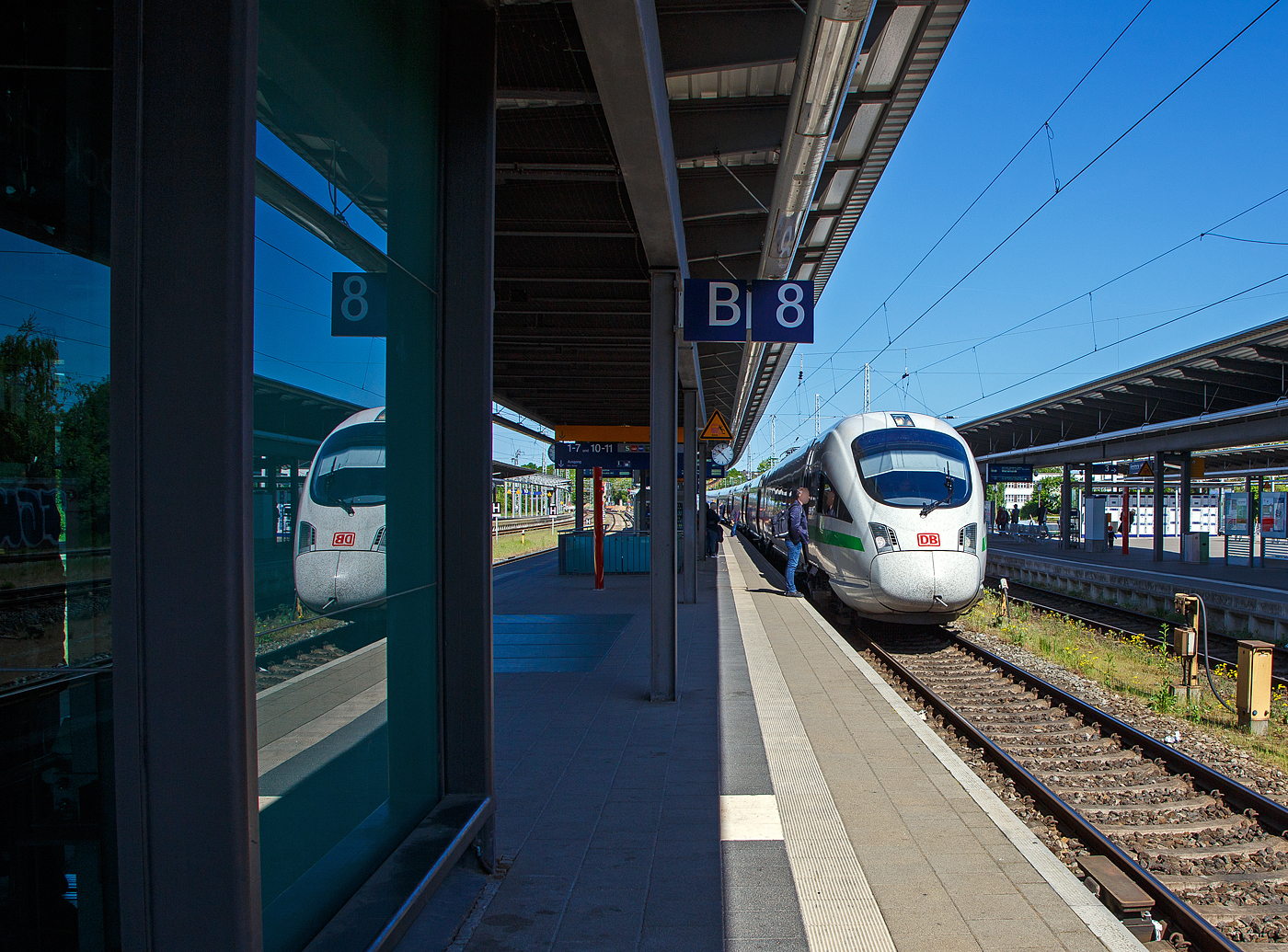 Der 7-teilige ICE T (BR 411) Tz 1160 „Markt Holzkirchen“ 411 060-7 / 411 560-6 (93 80 5411 060-7 D-DB / 93 80 5411 560-6 D-DB) hat am 15.05.2022, als ICE 1671 (Ostseebad Binz - Hannover Hbf - Karlsruhe Hbf) den Hauptbahnhof Rostock erreicht, Kopf gemacht und steht nun zur Weiterfahrt bereit.