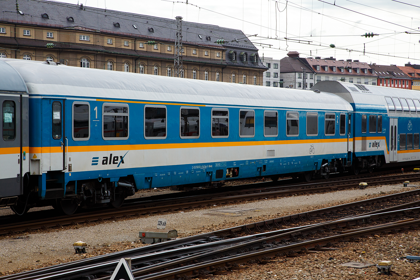 Der „alex“ Reisezugwagen der ersten/zweiten Wagenklasse mit Mehrzweckraum, D-DLB 56 80 84-94 044-0, der Gattung ABvmdz, des alex der DLB - Die Länderbahn GmbH, am 06 Juni 2019 beim Hauptbahnhof München, eingereiht in einem „alex“-Zug (München-Hof).

Dieser Wagen wurde 1965 von der WMD - Waggon- und Maschinenbau GmbH Donauwörth als 10 436 der Gattung Av4üm-62 für die Deutsche Bundesbahn gebaut, bei der DB lief er zuletzt bis 2001 als D-DB 61 80 19-94 044-3 Avmz 111.0. Um der wachsenden Nachfrage Herr zu werden, wurden 2009 7 Wagen von der Die Länderbahn GmbH beschafft. Diese Avmz 111.0 Wagen lies man bei der VIS - Verkehrs Industrie Systeme GmbH in Halberstadt (ex DR RAW Halberstadt) zur Bauart ABvmdz umbauen, welche über 3 Abteile der 1. Klasse, 4 Abteile der 2. Klasse und einen Mehrzweckraum verfügen. Dieser Wagen wurde im Januar 2025 an die AKE verkauft, neue Nummer 56 80 84-94 044-0 IV D-AKE ABvmdz.

TECHNISCHE DATEN:
Nummernbereiche: 56 80 84-94 025, 042, 044, 051, 056, 060, 063
Umbau durch: VIS Halberstadt
Anzahl: 7
Spurweite: 1.435 mm (Normalspur)
Länge über Puffer: 26.400 mm
Wagenkastenlänge: 26.100 mm
Drehzapfenabstand: 19.000 mm
Achsstand im Drehgestell: 2.500 mm
Drehgestellbauart: Minden-Deutz 367
Leergewicht: 47 t
Höchstgeschwindigkeit: 200 km/h
Sitzplätze: 18 in der 1. und 32 in der 2. Klasse, 2 Rollstuhlplätze
Abteile: 3 Abteile 1. Klasse; 4 Abteile 2. Klasse; 1 Mehrzweckabteil
Toiletten: 1
Bremsbauart: KE-GPR-Mg (D)
