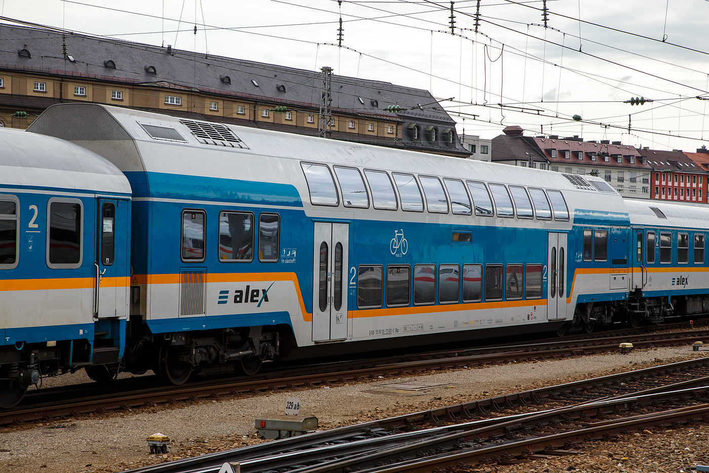 Der „alex“ zweite Klasse klimatisierte Doppelstock-Reisezugwagen mit Fahrradstellplätzen, D-DLB 55 80 26-75 601-2, der Gattung DBpz, am 06 Juni 2019 beim Hauptbahnhof München, eingereiht in einem „alex“-Zug (München-Hof).

Um der Wachsenden Nachfrage für den „alex“ auf dem Nordast gerecht zu werden, wurden 2009 bei Bombardier 7 klimatisierte Doppelstockwagen 2. Klasse der Bauart DBpz, von der ehemaligen VGB - Vogtlandbahn GmbH (heute DLB - Die Länderbahn GmbH) beschafft. So wurde auch dieser 2009 von Bombardier im Werk Görlitz gebaut und geliefert. Diese Wagen sind die wenigen direkt für den alex gebauten Wagen, meistens kommen doch älter gebrauchtgekaufte modernisierte UIC-Z-Reisezugwagen (IR/IC-Wagen) zum Einsatz. Heimatbahnhof der alex-Wagen ist Schwandorf.

TECHNISCHE DATEN:
Gebaute Anzahl: 7
Nummernbereich: 55 80 26-75 601 bis 607
Gattung: DBpz
Hersteller: Bombardier, Werk Görlitz,  Baujahre 2009
Spurweite: 1.435 mm
Anzahl der Achsen: 4
Länge über Puffer: 26.800 mm
Wagenkastenlänge: 26.400 mm
Wagenkastenbreite: 2.784 mm
Höhe über Schienenoberkante: 4 631 mm
Drehzapfenabstand: 20.000 mm
Achsstand im Drehgestell: 2.500 mm
Drehgestell Bauart: Görlitz VIII
Leergewicht: 50 t
Höchstgeschwindigkeit: 160 km/h
Zulassungen: nur Deutschland
Sitzplätze in der zweiten Klasse: 126
Fahrradstellplätze: 12
Toiletten: 1, geschlossenes System, aber nicht Behindertengerecht
Bremsbauart: KE-PR-A-Mg (D) [ep|NBÜ]
Heizungsbauart: Klimaes
Energieversorgung: Zentrale Energieversorgung aus der Zugsammelschiene
