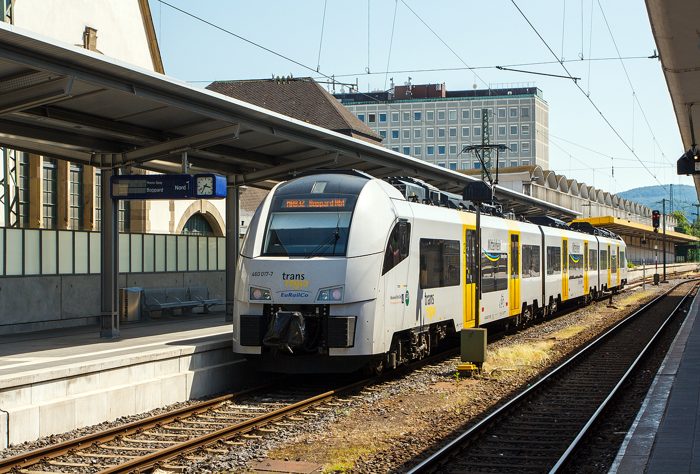 Der „Borkenkäfer“ oder der Siemens Desiro ML Triebzug 460 017-7 / 860 017 / 460 517 der Trans Regio Deutsche Regionalbahn GmbH (damals zur EuRailCo gehörend, heute Transdev) am 17 Juni 2013, als MRB 32  MittelrheinBahn  (Köln Messe/Deutz – Köln Hbf - Koblenz Hbf - Boppard Hbf), beim Halt im Hauptbahnhof Koblenz. 
