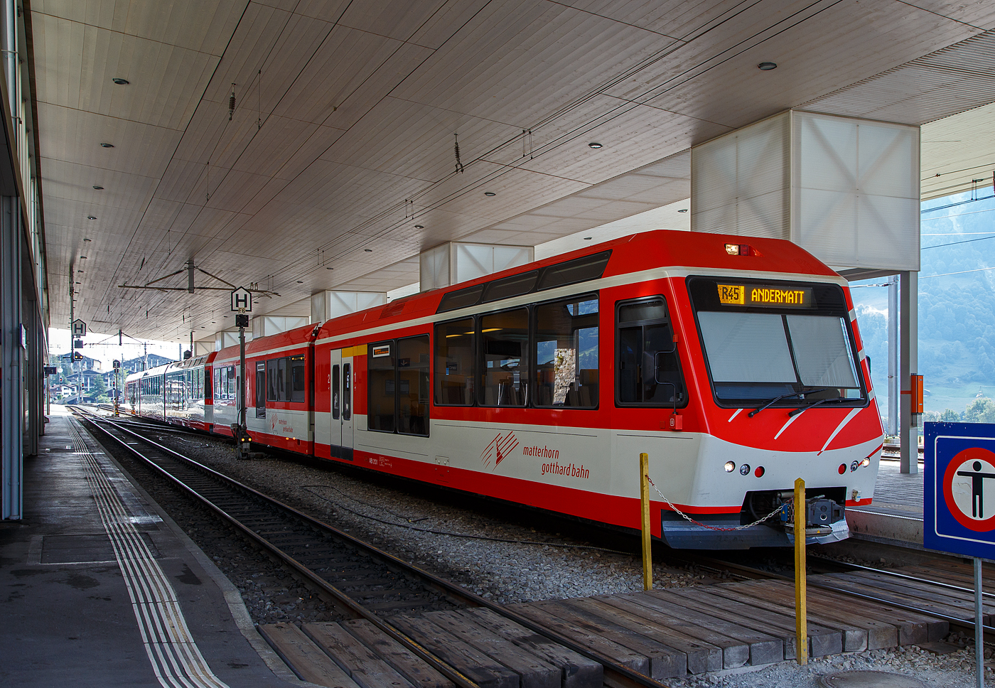 Der „KOMET“ MGB ABDeh 4/8 2025 ein Stadler Niederflur-Panoramatriebzug mit Zahnrad- und Adhsionsantrieb steht am 07.09.2021, mit vorangestellten Niederflur-Gelenksteuerwagen ABt 2131als Regionalzug (R 45) im Bahnhof Disentis/Mustr zur Abfahrt nach Andermatt bereit. 

Diese Triebzge, wie auch der ABDeh 4/10 un  der BDSeh 4/8 sind von Stadler gebaute elektrische Schmalspur-Niederflur-Panoramatriebzge, das Krzel steht fr „KOmfortabler MEterspur-Triebzug“.  Auch die Niederflurgelenksteuerwagen wurden 2015 in einer Serie von 4 Stck (ABt 2131 bis 2134) von Stadler fr die MGB fr den Einsatz der Komet-Triebzge gebaut.Ihre Bauweise entspricht so weit wie mglich auch derjenigen der Triebzge. Sie bestehen aus zwei Wagenksten. Der mit Fhrerstand weist nur die 1. Wagenklasse und ein Drehgestell auf,  er sttzt sich auf den zweiten Wagenkasten mit 2. Wagenklasse, WC und zwei Drehgestellen ab.

Der ABDeh 4/8 ist ein dreiteiliger Triebzug mit 1. und 2. Klasseabteil. Sie sind auf dem ganzen Stammnetz der MGBahn unterwegs sind. Der dreiteilige Komet hat auch die Zulassung fr grere Steigungen (Maximalsteigung 179 Promille) aufweisende Schllenenbahn (Andermatt–Gschenen). Die vierteiligen Kometen (ABDeh 4/10) haben diese Zulassung nicht.

Jeder Triebzug besteht aus einem hochflurigen, einstiegslosen, vierachsigen (angetriebenen) Triebwagen, davor und dahinter jeweil ein antriebsloses Element mit Niederflureinstiegen aufgesattelt sind.Der Triebwagen verfgt ber zwei zweiachsige Drehgestelle mit je einem Fahrmotor pro Achse. Der Antrieb erfolgt im reinen Adhsionsbetrieb ber die acht Rder der Triebdrehgestelle und im Zahnradbetrieb zustzlich ber vier Zahnrder fr die bei der MGB verwendete Zahnstangen Systems Abt. Die aufgesattelten Elemente besitzen jeweils nur ein Lauf-/Bremsdrehgestell am ueren Wagenende und sttzen sich am anderen Ende auf den Mittelwagen/Triebwagen ab. Alle Drehgestelle sind luftgefedert. Die hochflurigen Bereiche des Triebzuges verfgen ber Panoramafenster. 

Dank einer automatischen Mittelpufferkupplung vom Typ FK (Schwab FK-9-6) knnen die Triebzge in Mehrfachtraktion der unterschiedlichen KOMETen und den passenden Steuerwagen (Niederflur-Gelenksteuerwagen ABt 2131–34 und Gepck-Steuerwagen BDkt 2231–33) fahren, was eine Anpassung an die Kapazittsbedrfnisse ermglicht.



TECHNISCHE DATEN des ABDeh 4/8:
Anzahl Fahrzeuge: 8 Stck (Nummer 2021-2028)
Spurweite:  1.000 mm
Achsanordnung: 2‘Bo‘Bo‘2‘
Lnge ber Kupplung: 56.664 mm
Fahrzeugbreite:  2.650 mm
Fahrzeughhe: 3.950 mm
Dienstgewicht, tara: 77,0 t
Achsabstand im Triebdrehgestell: 2.540 mm
Achsabstand im Lauf-/Bremsdrehgestell: 1.800 mm
Triebraddurchmesser (neu): 796 mm
Laufraddurchmesser (neu): 685 mm
Teilkreis-Durchmesser Zahnrad: 688 mm
Fubodenhhe Niederflurbereiche: 415 mm
Fubodenhhe Hochflurbereiche: 950 mm bzw. 1100 mm
Einstiegbreite: 1.600 mm
Sitzpltze: 1. Klasse 30 / 2. Klasse 114 
Dauerleistung am Rad: 1.000 kW
Max Leistung am Rad: 1.300 kW
Anfahrzugskraft: 200 kN
Stundenzugkraft: 150 kN
Hchstgeschwindigkeit:  80 km/h (Adhsion) / 40 km/h (Zahnrad)
Zahnradsystem:  Abt (2 Lamellen)
Anzahl Antriebszahnrder: 4
Speisespannung: 11 kV, 16.7 Hz

TECHNISCHE DATEN des ABt (Steuerwagen):
Anzahl Fahrzeuge: 4 Stck (ABt 2131 bis 2134)
Baujahr: 2015
Spurweite:  1.000 mm
Achsanordnung: 2‘+2‘2‘
Lnge ber Kupplung: 
Leergewicht: 35,5 t
Dienstgewicht (max.): 43,2 t
Sitzpltze: 82 (ges. 1. und 2)
Stehpltze: 20

Quellen: Stadler Rail, Wikipedia und eigene Sichtung