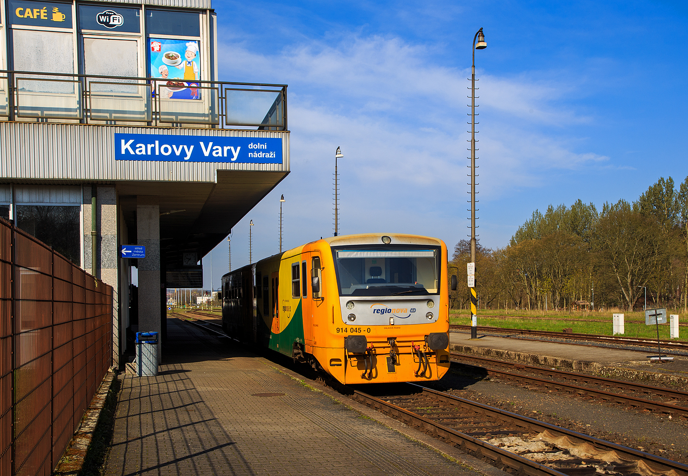 Der „Regionova“ 814 045-1/ 914 045-0 (CZ ČD 95 54 5 814 045-1/ CZ ČD 95 54 5 914 045-0), ein Dieseltriebwagen mit Niederflurbereich der tschechischen České dráhy (ČD), steht am 21.04.2023 in Karlovy Vary dolní nádraží (Karlsbad unterer Bahnhof), als Os 17106 nach Johanngeorgenstadt (Sachsen) via Karlovy Vary, Nejdek und Potucky, zur Abfahrt breit. Aber noch sind die Türen verschlossen.

Die Fahrzeuge der ČD-Baureihe 814/914 entstanden im Rahmen eines Rekonstruktionsprogrammes (2005 bis 2012) aus den Fahrzeugen der ČD-Baureihe 810,ex ČSD M 152.0  Chcípák  (Brotbüchse). Von den ČD werden sie als „Regionova“ vermarktet. Die Achsfolge 1'A' + 1'1 (jeweils zweiachsiger Trieb- und Steuerwage) merkt man als Fahrgast sehr.

Technische Merkmale:
Wesentliche Veränderungen gegenüber der Ursprungsbauart sind eine neue, leistungsfähigere Antriebsanlage mit dem Dieselmotor TEDOM M1.2C ML 640SE (ehemals LIAZ), welcher unter dem Wagenboden untergebracht ist. Es handelt sich um einen Viertakt-Reihen-6-Zylinder-Dieselmotor  mit Turbolader und Ladeluftkühler. Jeder Zylinder hat zwei Einlass- und zwei Auslassventile und eine Einspritzdüse. Die Kraftstoffeinspritzung erfolgt direkt; es wird von einer elektronisch gesteuerten Einspritzpumpe bereitgestellt. Die Ventile werden von einer einzigen Nockenwelle angetrieben. Der Ventiltrieb ist vom Typ OHV (überhängende Ventile). Die Abgase werden durch das Auspuffrohr auf das Dach des Fahrzeuges geleitet. Der Verbrennungsmotor erfüllt die EURO II-Emissionsgrenzwerte. Die Motorkühlung wird wie Wasser gehandhabt – die Kühlung des Motorkreislaufs und des Getriebes erfolgt über einen Aluminiumkühler der Firma AKG. Der Kühlerlüfter wird hydrostatisch angetrieben. Die Schmierung des Verbrennungsmotors erfolgt durch unter Druck stehendes Öl. 

Die Kraftübertragung vom Dieselmotor erfolgt über ein hydromechanisches Getriebe VOITH DIWA 864.3E auf die Achse. Zudem wurde eine bequemere Innenausstattung mit behindertengerechter Toilette, bessere Arbeitsbedingungen für den Lokführer, bessere Fahreigenschaften und geringere Umweltauswirkungen der Antriebsanlage erreicht. Die Regionova sind nach wie vor mit Schraubenkupplung ausgerüstet und somit mit anderen Fahrzeugen freizügig kuppelbar.

Im Steuerwagen, der zwischen den Radsätzen einen Niederflurbereich auf etwa 50 % der Wagenlänge aufweist, befinden sich das Traglastenabteil, eine Auffahrrampe für Rollstühle, die Toilette und 34 Sitzplätze. Der Einstieg liegt in diesem Bereich in Wagenmitte. Der Triebwagen, in normaler Bodenhöhe aufgebaut, besitzt Fahrgastabteile mit 50 Sitzplätzen. Die Antriebsanlage liegt wie bei der Ursprungsbauart unter dem Wagenboden, auch die Lage der Einstiege wurde bei den Triebwagen nicht verändert.

Neben der Baureihe 814.0 wurden ab 2007auch Fahrzeuge  zur dreiteiligen (Trio) Baureihe 814.2 umgebaut. Eine solche Einheit besteht dann aus zwei Motorwagen und einem Mittelwagen. Die dreiteiligen Züge bieten 135Sitzplätze anstatt bei den zweiteiligen Wagen 84. 

TECHNISCHE DATEN der BR 814.0/914.0 (zweiteilig / Duo):
Hersteller: BR 810 Vagónka Studénka  (heute Škoda Vagonka a.s.) 
Umbau: Pars Nova a.s. in Šumperk (heute auch Škoda)
Spurweite: 1.435 mm (Normalspur)
Achsfolge: 1'A' + 1'1
Länge über Puffer: 28.440 mm
Leergewicht: 39.6 t
Radsatzfahrmasse: 9,75 t
Motorentyp: 1x TEDOM M1.2C ML 640SE (ehemals LIAZ)
Motorhubraum: 11.946 Liter (Bohrung 130 mm / Hub 150 mm)
Installierte Leistung: 242 kW bei 1.950 U/min
Getriebe: Voith Diwa 864.3E
Leistungsübertragung: hydromechanisch
Anfahrzugkraft: 54 kN
Höchstgeschwindigkeit: 90 km/h
Sitzplätze: 84
Stehplätze: 105
Fußbodenhöhe: 570 mm (Niederflurteil)