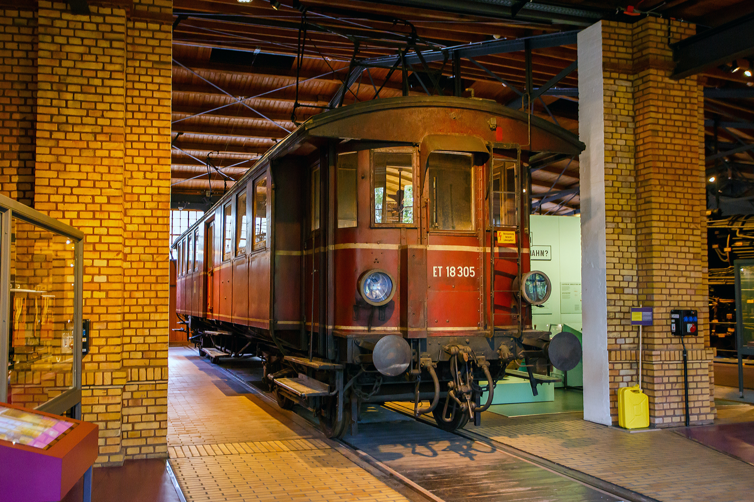 Der �ltesten noch erhaltene deutsche Elektrotriebwagen, der ET 18 305 (eigentlich ET 183 05), ex LAG 505, ausgestellt im Deutschen Technikmuseum Berlin (bis 1996 Museum f�r Verkehr und Technik), hier am 22 September 2026. Die Eisenbahnsammlung befindet sich im Lokschuppen des ehemaligen Bw Berlin-Anhalter Bf. Oft werden die Elektrotriebwagen durch die Anschreibweise als ET 18 bezeichnet, sie wurden je doch bei der DRB und sp�ter bei der DB als ET 183 gef�hrt. 

Der ET 183 05 wurde 1899 von MAN in N�rnberg unter der Fabriknummer 54398 gebaut und an die in M�nchen ans�ssige private Lokalbahn Aktien-Gesellschaft (LAG) als LAG 505 geliefert. 

Die Triebwagen LAG Nr. 501–505 waren vierachsige elektrische Triebwagen der Lokalbahn Aktien-Gesellschaft (LAG) f�r verschiedene Eisenbahnstrecken der Gesellschaft in Normalspur. Sie wurden mit der �bernahme der Strecken durch die Deutsche Reichsbahn als ET 183 01–05 bezeichnet. Durch die Stilllegung oder Verdieselung der Stammstrecken �nderten sich f�r die Fahrzeuge Ende der 1950er Jahre die Einsatzvoraussetzungen. Dieses Fahrzeug (ET 18 305) ist als einziges bis heute erhalten geblieben und befindet sich im Deutschen Technikmuseum Berlin.

Geschichte
Die LAG betrieb im s�ddeutschen Raum mehrere Nebenbahnen, die sie schon vor 1900 elektrifizierte und mit Triebwagen bediente. Diese Fahrzeuge entstanden 1899, wobei sich die Triebwagen 501–504 vom 505 nur unwesentlich unterschieden.

Eingesetzt waren die Fahrzeuge auf der Isartalbahn und der Lokalbahn Bad Aibling–Feilnbach. Mit der Umelektrifizierung 1954 bzw. 1959 wurden die Triebwagen ET 183 01 bis 183 04 ausgemustert, der ET 183 05 kam auf die Bahnstrecke Meckenbeuren–Tettnang. 1962 wurde dieses Fahrzeug ausgemustert. Es blieb jedoch museal erhalten und kann im Deutschen Technikmuseum in Berlin besichtigt werden.

Technische Ausf�hrung
Die Fahrzeuge waren mit einer Zug- und Sto�einrichtung ausger�stet und f�r die Bef�rderung einzelner Beiwagen geeignet. Sie waren vierachsig, die innere Achse eines Drehgestells wurde durch Tatzlager-Fahrmotoren angetrieben. W�hrend bei den Wagen 501–504 die elektrische Ausr�stung von Brown, Boveri & Cie. (BBC) stammte, hatte der 505 eine elektrische Ausr�stung von BBC und den Siemens-Schuckertwerken.

Der Wagenkastengrundriss war �hnlich wie bei Personenwagen der K�niglich Bayerischen Staatsbahnen gestaltet. Die Einstiegsbereiche an den Fahrzeugenden waren eingezogen, au�erdem besa� er noch eine au�ermittige, eingezogene Doppelt�r. 

TECHNISCHE DATEN:
Nummerierung: LAG 501 bis 505 (bei Ablieferung), sp�ter ET183 01 bis 05(DR/DB)
Insgesamt gebaut: 5
Baujahr: 1899
Ausmusterung: 1962
Spurweite: 1.435 mm (Normalspur)
Achsfolge: (1 A)'(A 1)'
L�nge �ber Puffer: 17.630 mm
Drehzapfenabstand: 10.500 mm
Achsabstand im Drehgestell: 2.500 mm
Lauf- und Treibraddurchmesser: 1.000 mm (neu)
Dienstgewicht: 29.700 kg
H�chstgeschwindigkeit: 50 km/h (Urausf�hrung)
Dauerleistung: 90 kW (122 PS)
Stromsystem: 750 V DC
Anzahl der Fahrmotoren: 2
Sitzpl�tze: 69
