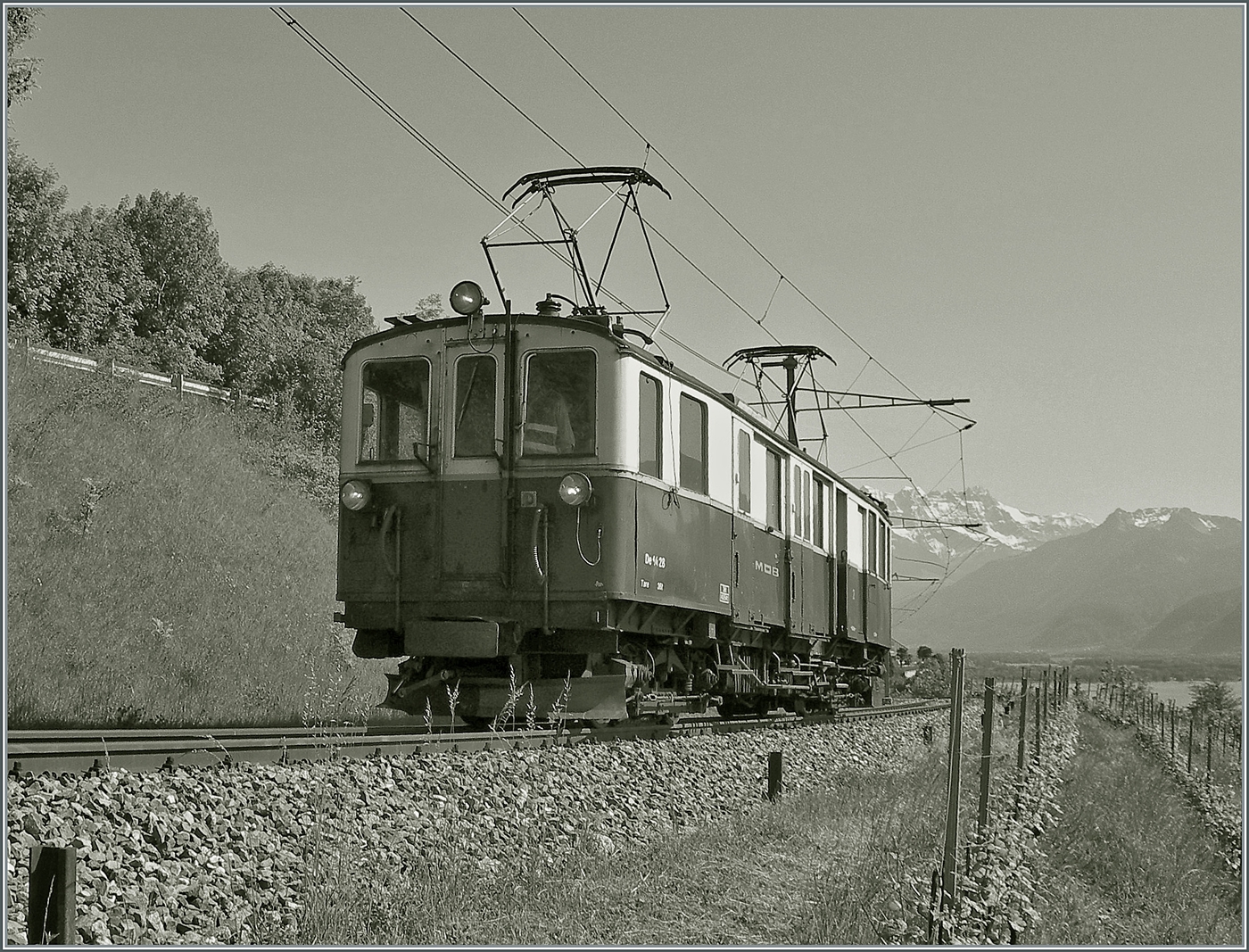 Der am 6. Aug. 1924 in Betrieb genommen MOB CFZe 4/4 28, später BDe 4/4 und nun De 4/4 28 bei Planchamp auf der Fahrt nach Chernex. 
Ich zeige hier die S/W Variante. Das farbige Bild ist schon seit einiger Zeit auf diesr Seite zu sehen.

10. Mai 2007