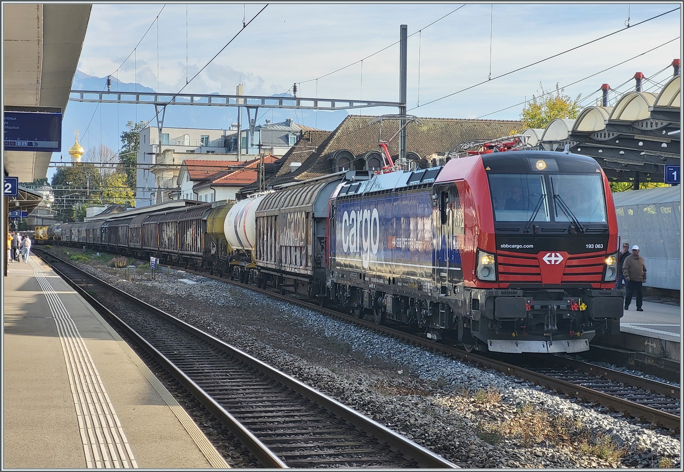 Der Anfang vom Ende - eine ganz neue SBB Cargo 193 065 (91 80 6193 063-5 D-NRAIL) steht mit einem Güterzug in Vevey und hat somit schonmal einen Umlauf einer SBB Re 4/4 II eingenommen. Somit werden die Re 4/4 II nun auch im Güterverkehr wohl recht bald kaum mehr zu sehen sein. 

25. Oktober 2024