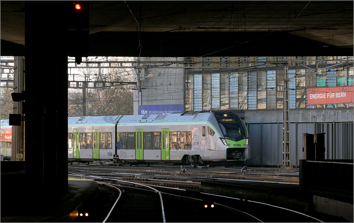 Der Bahnhof Bern - 

Die S2 nach Laupen BE fährt in den Bahnhof von Bern ein. 

07.05.2025 