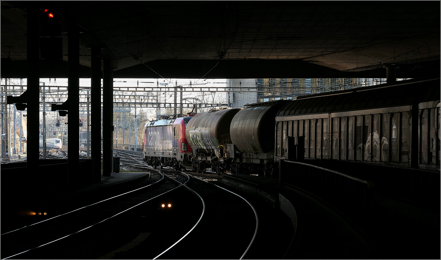 Der Bahnhof Bern - 

Eine kleine Serie mit der Einfahrt eines ICE 4 in den Berner Bahnhof.

Ein Güterzug durchfährt auf den für den ICE 4 vorgesehenem Gleis 7 den Berner Bahnhof.

07.03.2025