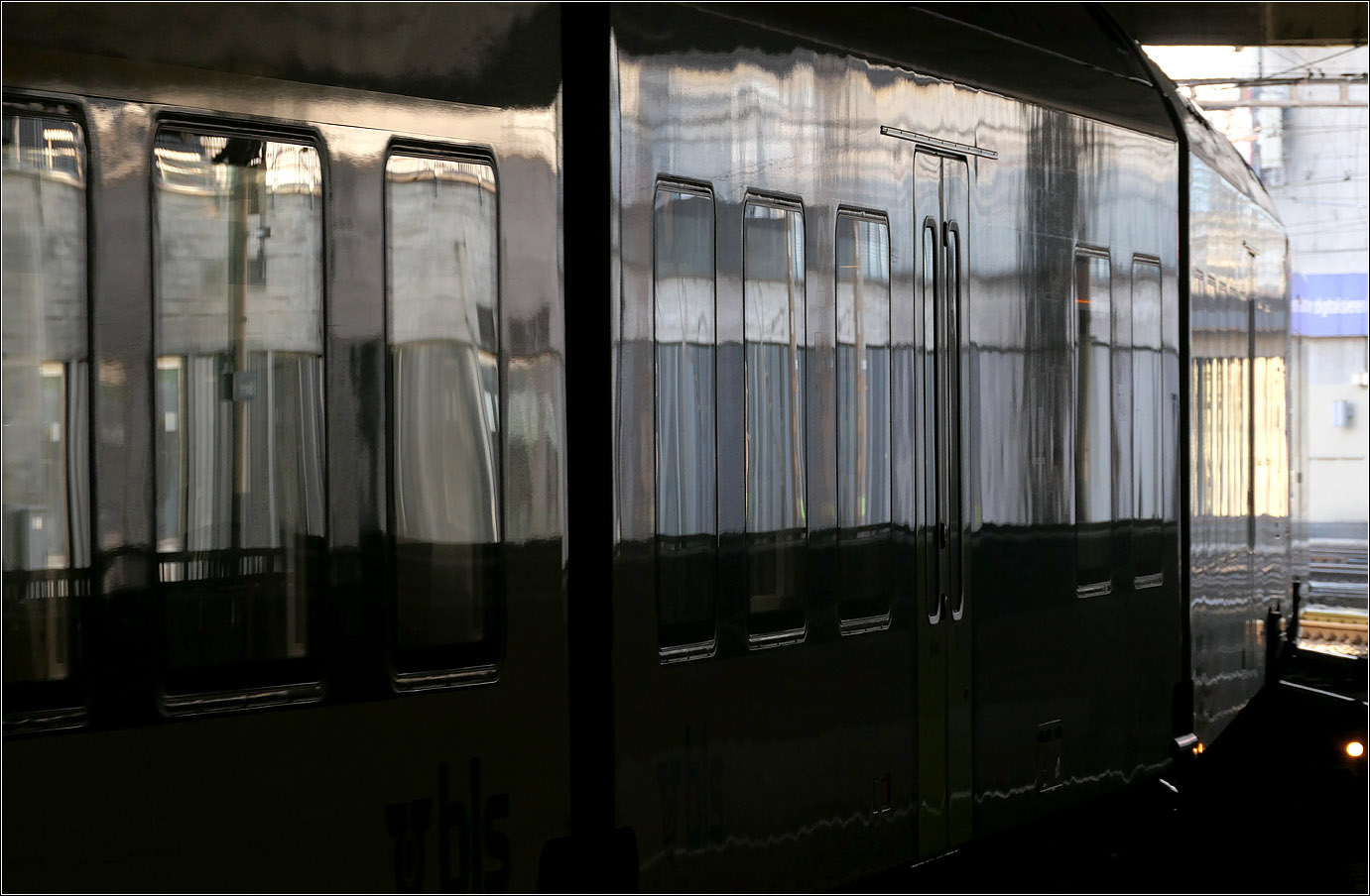 Der Bahnhof Bern - 

Eine kleine Serie mit der Einfahrt eines ICE 4 in den Berner Bahnhof.

Bei der weiteren Einfahrt des RE1 auf Gleis 9 wird der Ausblick hinaus zum Lorrainviadukt mit dem ICE 4 für einen Moment verdeckt.

07.03.2025