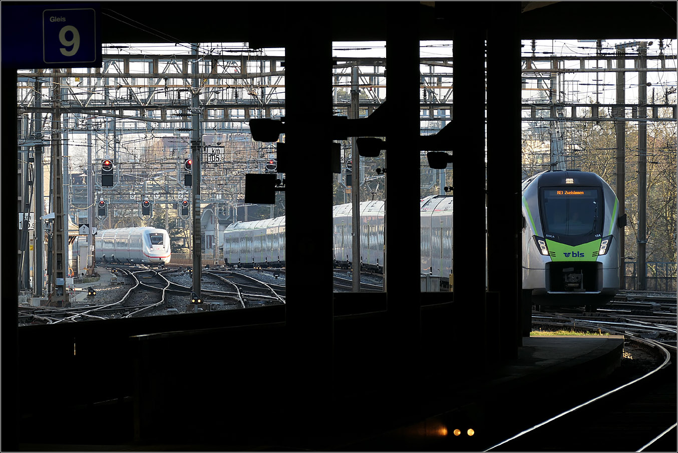 Der Bahnhof Bern - 

Eine kleine Serie mit der Einfahrt eines ICE 4 in den Berner Bahnhof.

Während der ICE seine Warteposition auf dem Lorrainviadukt erreicht hat, fährt einer langer RE-Zug der BLs gebildet aus Flirt 4-Triebzüge der Baureihe RABe 528.1 auf Gleis 9 ein.

Ein etwas eigenwilliges Bild.

07.03.2025