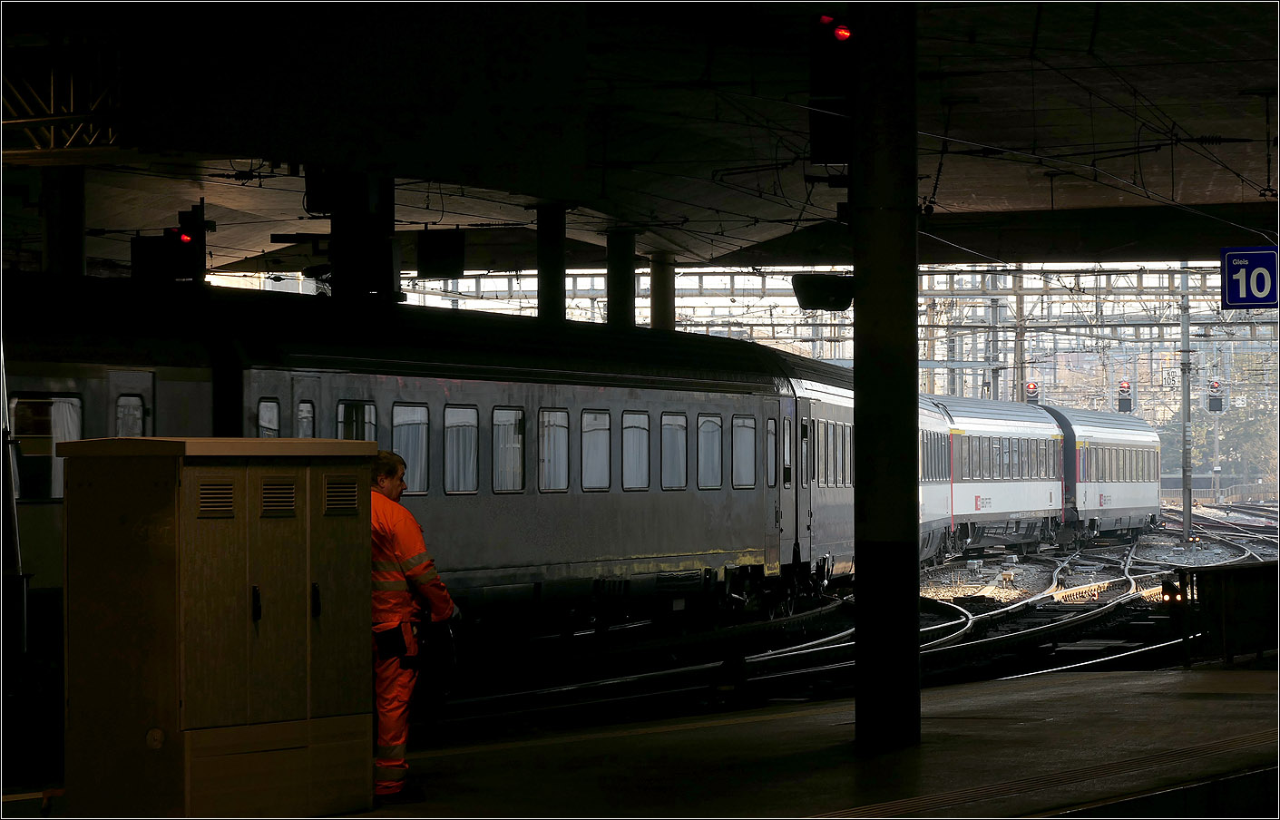 Der Bahnhof Bern - 

Kurvenreich ist die Einfahrt des IC am Nordkopf des Bahnhofes von Bern.

07.03.2025 

