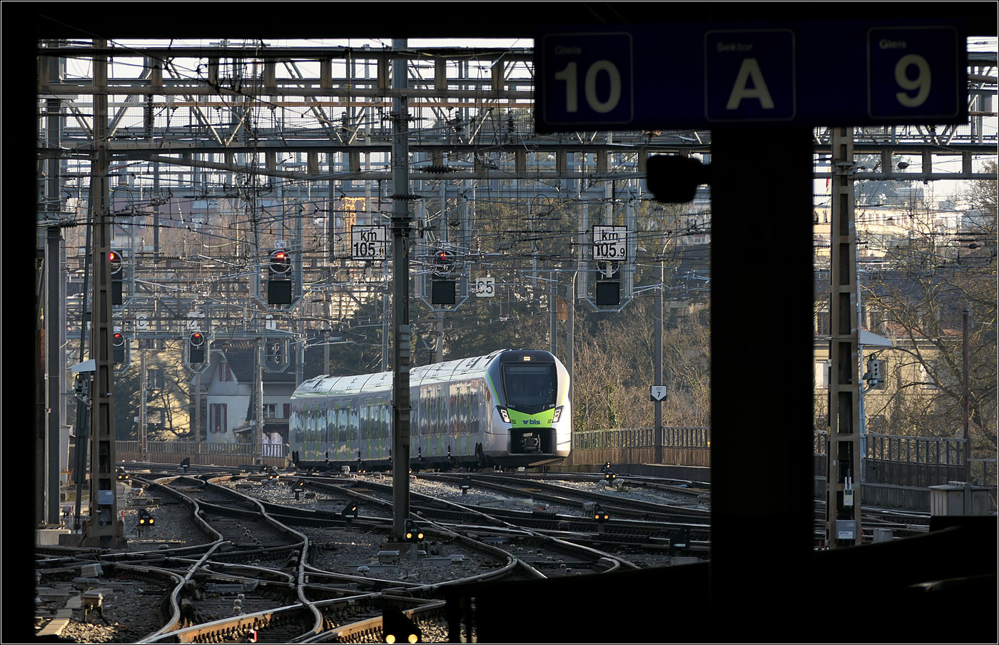 Der Bahnhof Bern - 

RABe 528 215 als S2 nach Laupen BE auf dem Lorraineviadukt kurz vor der Einfahrt in den Bahnhof Bern.

07.02.2025 

