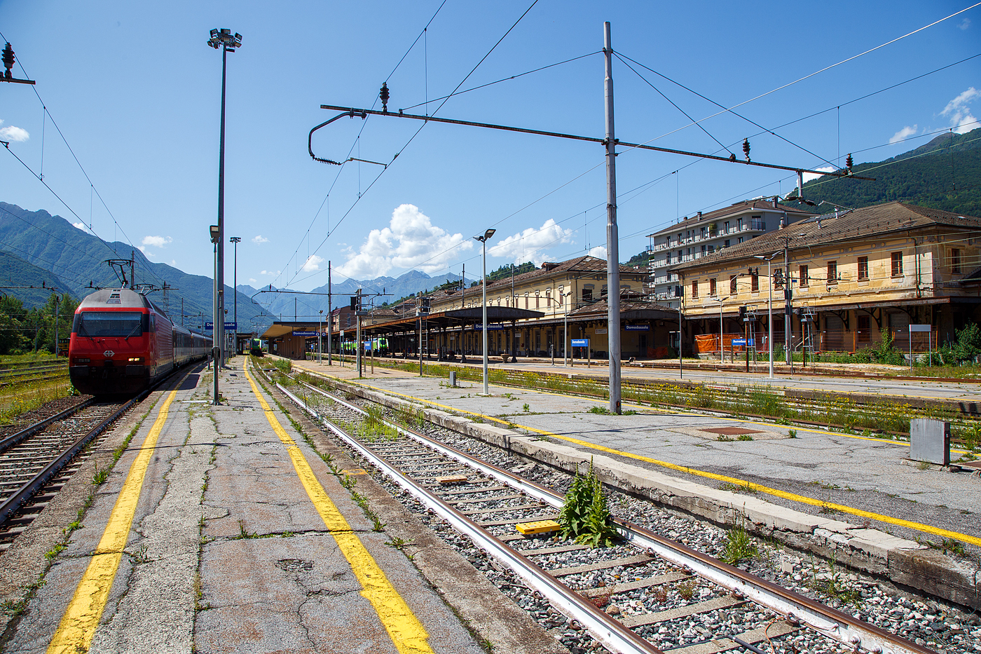 Der Bahnhof Domodossola (italienisch Stazione di Domodossola) am 26 Mai 2023 vom Gleis 6 in südlicher Blickrichtung. 

Der Bahnhof wurde am 9. September 1888 zusammen mit dem Rest des Abschnitts Domodossola - Arona der Eisenbahnlinie Mailand - Domodossola eröffnet. Es wurde im Rahmen eines seit den 1870er Jahren geplanten Eisenbahnbauprojekts gebaut. Ziel des Projekts war es, die Isolation des Ossola- Tals zu überwinden, indem es mit Novara und Turin verbunden wurde.

Am 1. Juni 1906 wurde Domodossola durch die Eröffnung des Simplon-Tunnels und der durch ihn fahrenden Brig-Domodossola-Eisenbahn zu einer internationalen Einrichtung ausgebaut.
