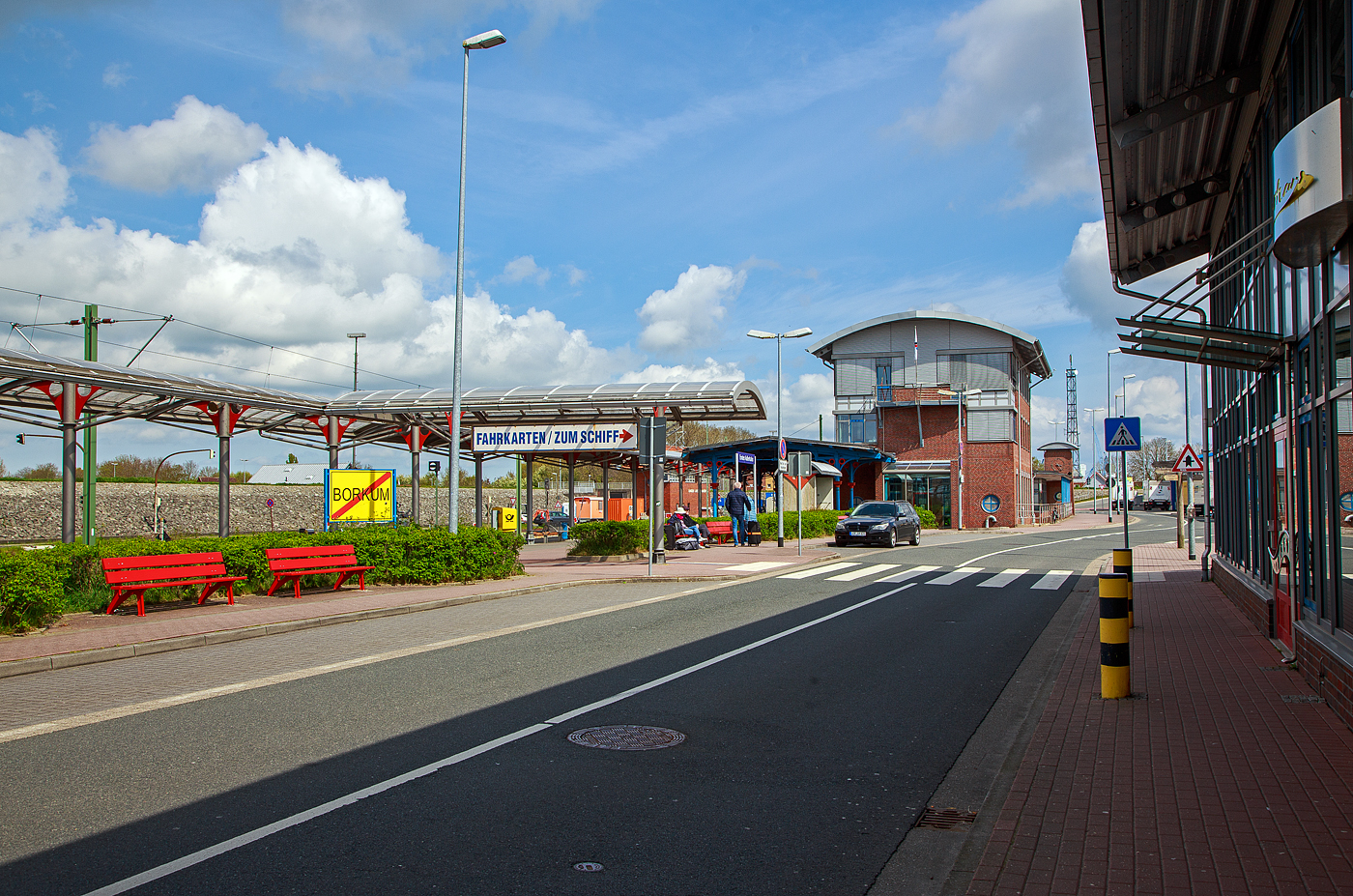 Der Bahnhof Emden-Außenhafen am 01.05.2022.
Der Bahnhof Emden Außenhafen ist ein Hafenbahnhof in der ostfriesischen Stadt Emden (Niedersachsen).Es gibt so einen direkten Anschluss an die Fähre der AG Ems nach Borkum. Er dient als Zubringer für die Fähre nach Borkum und befindet sich daher in unmittelbarer Nähe zum Borkumkai des Emder Hafens. Eine Reise zur ostfriesischen Nordseeinsel Borkum, mit den „normalen“ Fähren, kann man mit einem Bahnticket durchbuchen, aber nicht den Katamaran (Schnellfähre).

Der Bahnhof verfügt über ein Bahnsteiggleis, dazu mehrere Rangier- und Abstellgleise sowie Anschlussgleise der Niedersachsen Ports GmbH & Co KG. 

Der Hafenbahnhof ist über eine eingleisige Nebenbahn mit dem Emder Hauptbahnhof verbunden. Alle von Leer kommenden Züge zum Hafenbahnhof müssen im Hauptbahnhof einen Fahrtrichtungswechsel vornehmen. Im Juni 2006 wurden umfangreiche Modernisierungsmaßnahmen des Bahnhofs und der Strecke abgeschlossen, seitdem ist die Strecke auch elektrifiziert.
