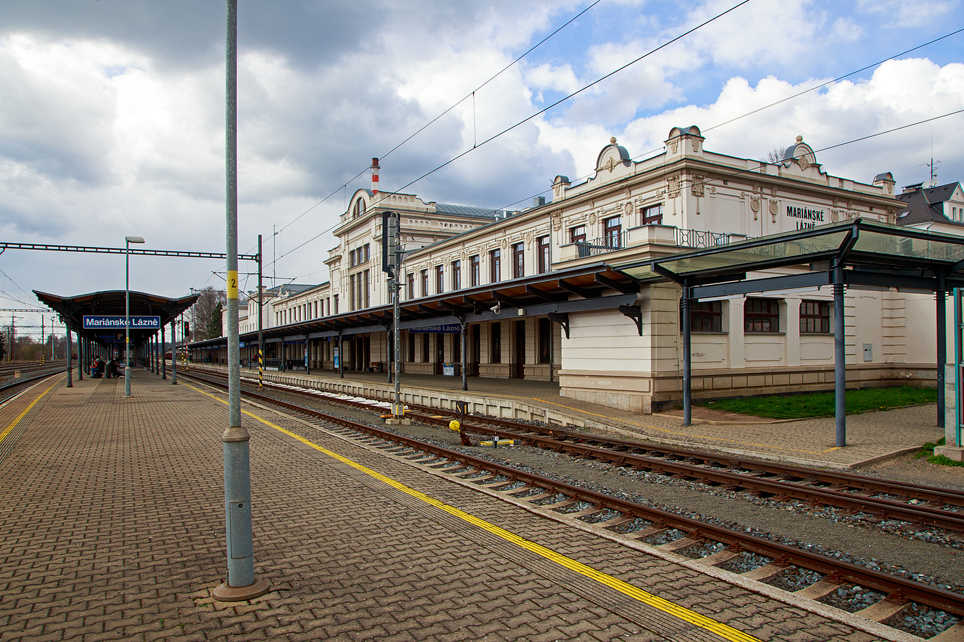 Der Bahnhof Mariánské Lázně (Marienbad) von der Gleisseite am 19.04.2023.

Der Bahnhof liegt an der Bahnstrecke Plzeň – Cheb (Pilsen - Eger), der ehemaligen k.k. priv. Kaiser-Franz-Josephs-Bahn (KFJB), heutige KBS SŽDC 178. Beim Bahnhof zweigt zudem die Bahnstrecke Mariánské Lázně – Karlovy Vary (Marienbad – Karlsbad) - KBS SŽDC 149 ab.

Der Bahnhof wurde 1872 erbaut und 1902 im Jugendstil umgebaut. Zwischen 1902 und 1952 hielt  vor dem Bahnhof die Straßenbahn, die später (nach ihrer Einstellung) durch Oberleitungsbusse ersetzt wurde.

In den Jahren 2008–2011 wurde das Bahnhofsgebäude einschließlich des historischen Gebäudes renoviert. 
