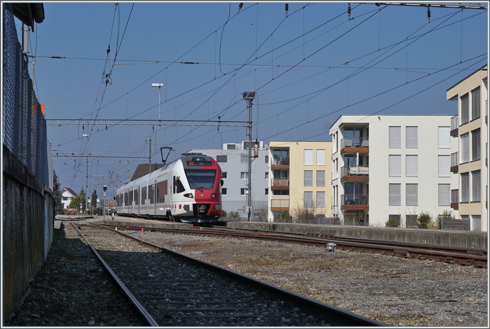 Der Bahnhof von Sugiez ist noch einer der wenigen nicht modernisierten GFM/TPF Stationen, wobei die Arbeiten zum Umbau wohl nicht mehr lange auf sich warten lassen. Im Bild der TPF RABe 527 193 auf dem Weg nach Ins.

9. März 2022