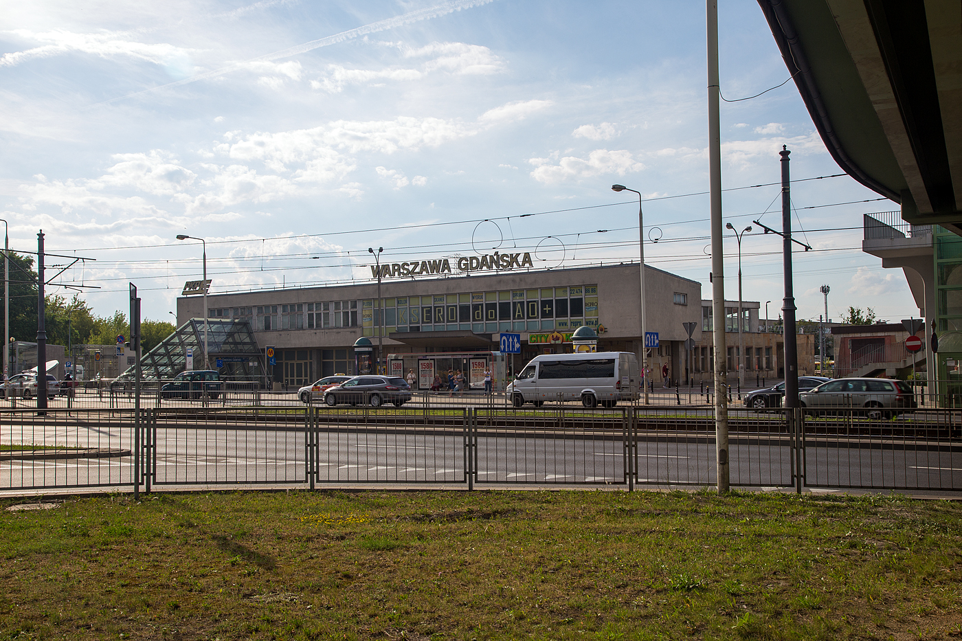 Der Bahnhof Warszawa Gdańska (Danziger Bahnhof in Warschau) am 25 Juni 2017. Die Station wird heute für den regionalen Schienenverkehr genutzt. Seinen heutigen Namen erhielt er nach Ende des Ersten Weltkriegs, zu der Zeit verkehrten hier die Züge von und nach Danzig. Nach dieser Streckenverbindung wurde auch die nahegelegene Weichselbrücke Most Gdański bezeichnet. Der Bahnhof liegt an der Grenze der Warschauer Stadtbezirke Śródmieście und Żoliborz.