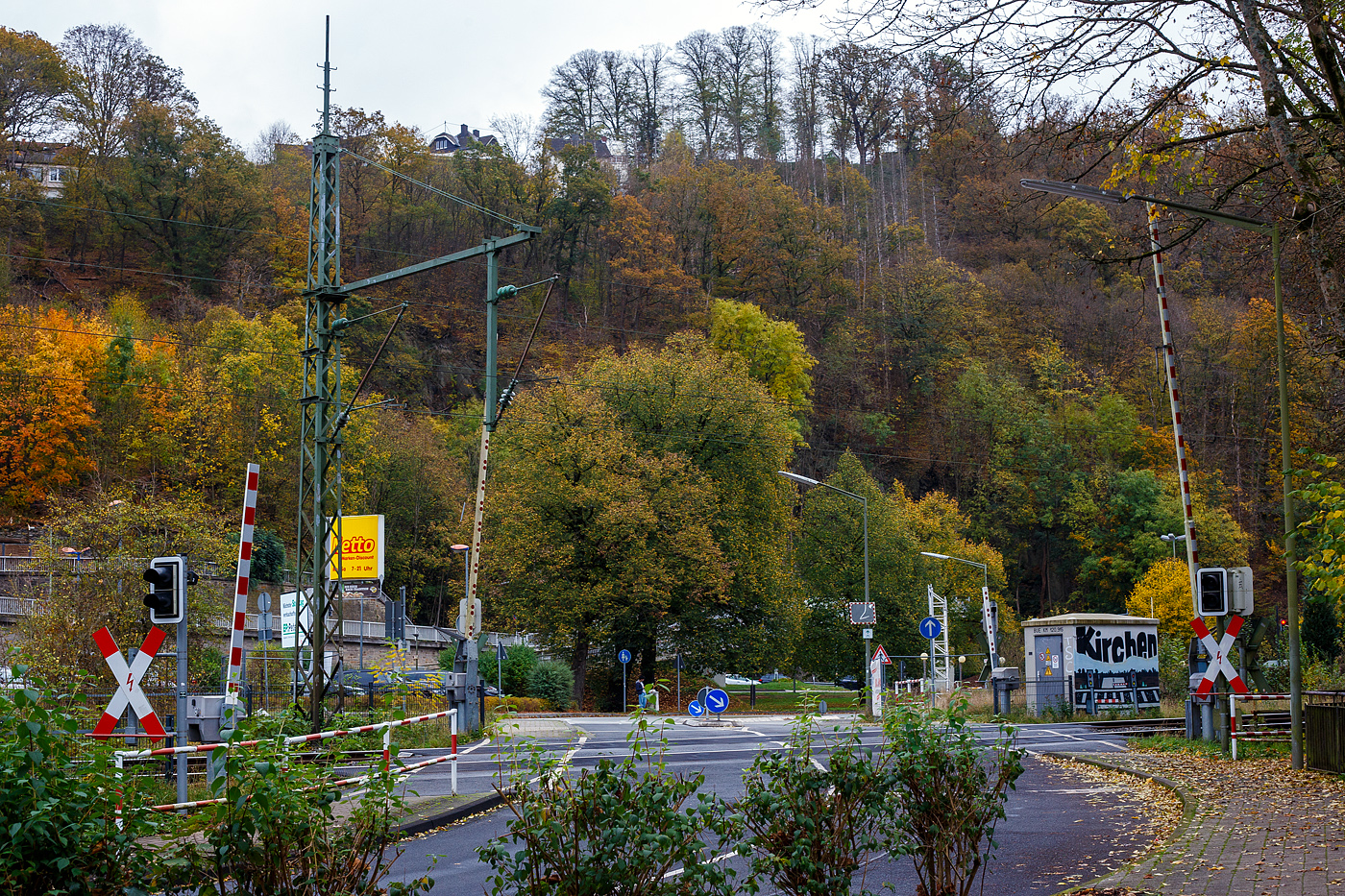 Der Bahnübergang Bü km 120, 915 an der Siegstrecke (KBS 460) in Kirchen/Sieg am 02 November 2024. Daneben ist ein von mir beliebte Fotostelle.